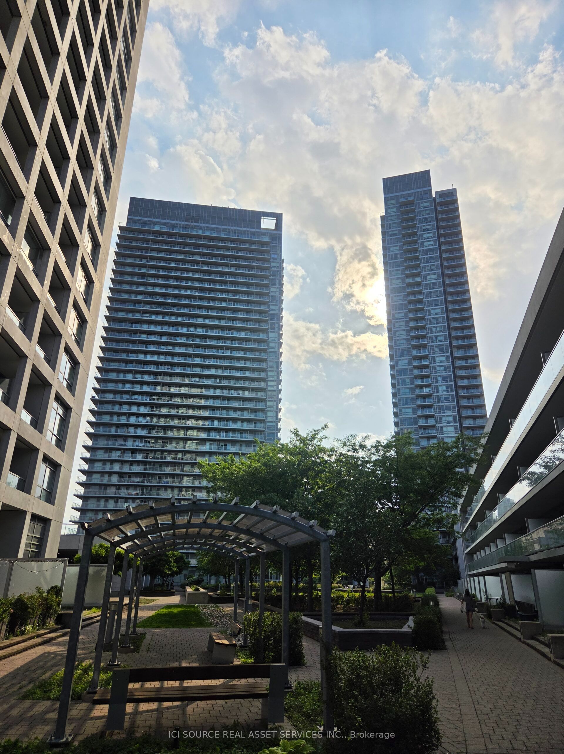 2035 Sheppard Avenue E 221