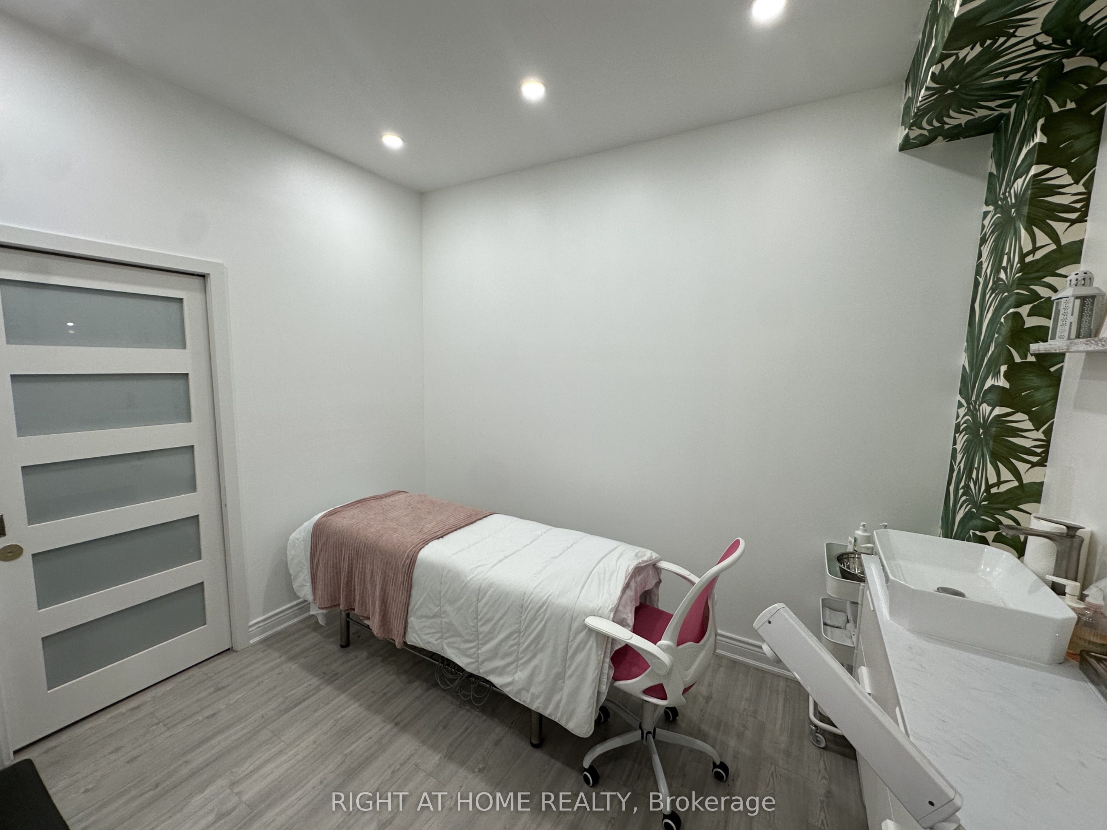 1639 Eglinton Avenue W Room 2 Property Photo 8