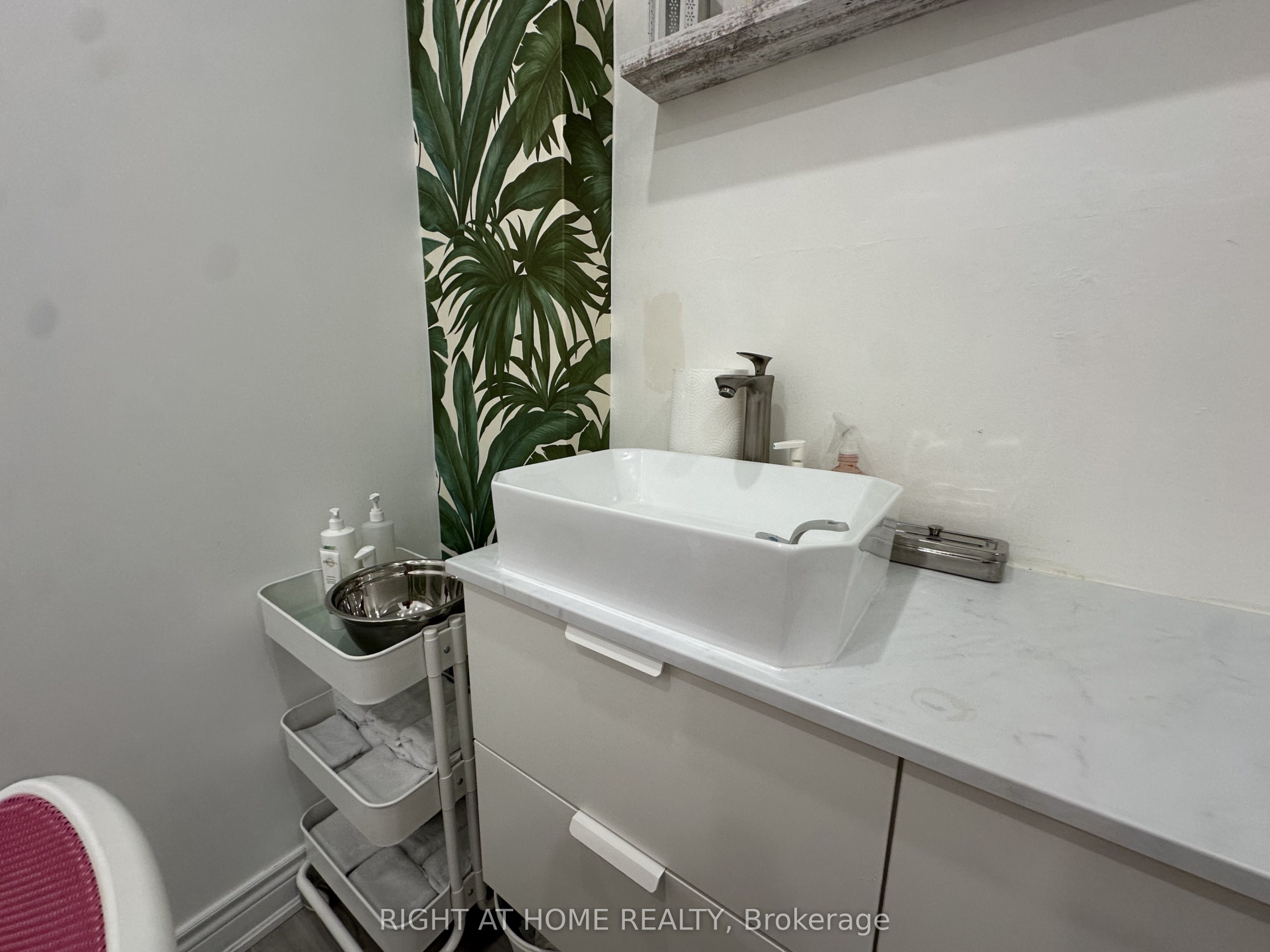 1639 Eglinton Avenue W Room 2 Property Photo 9