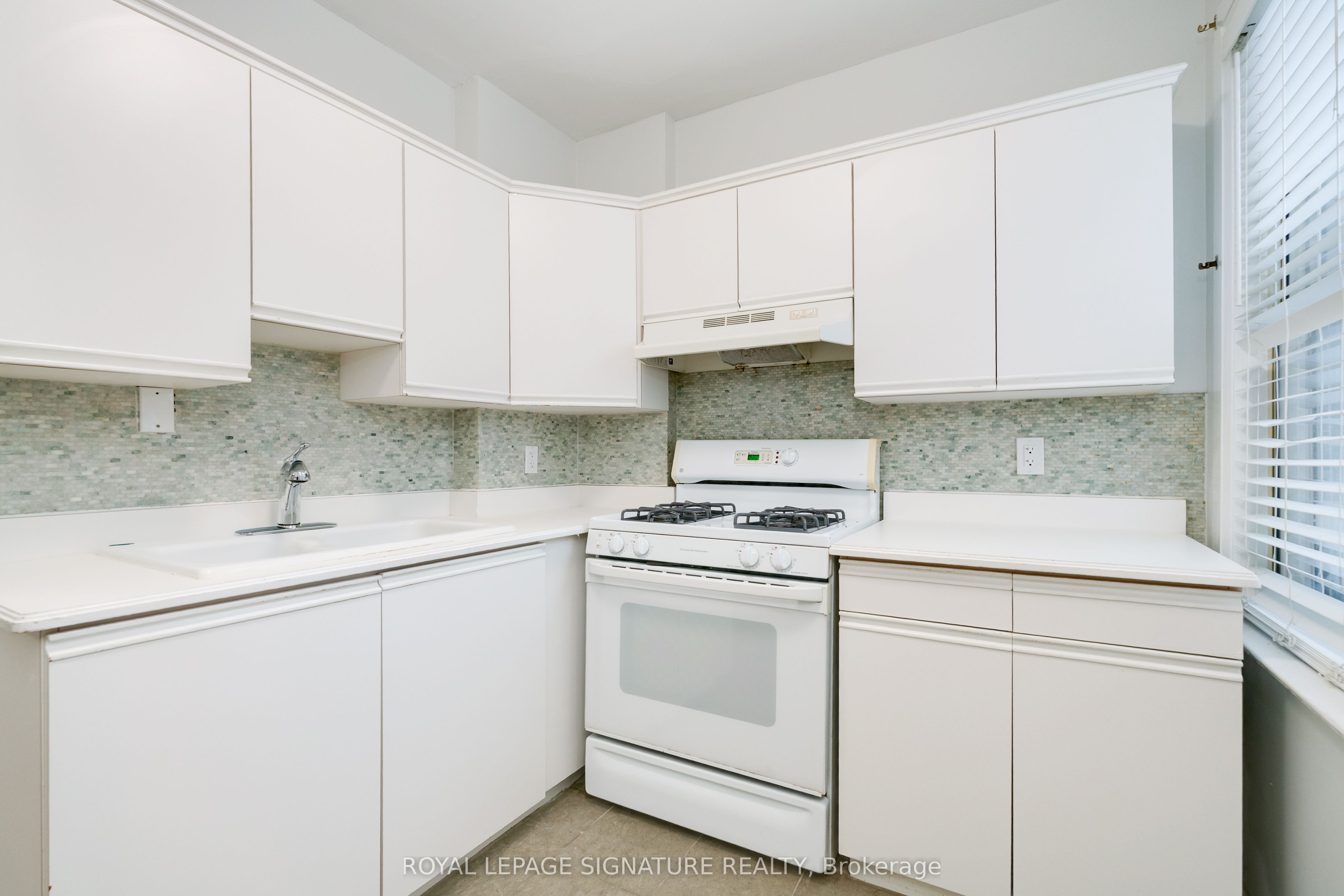 27 Hillsboro Avenue Unit 2 Property Photo 5