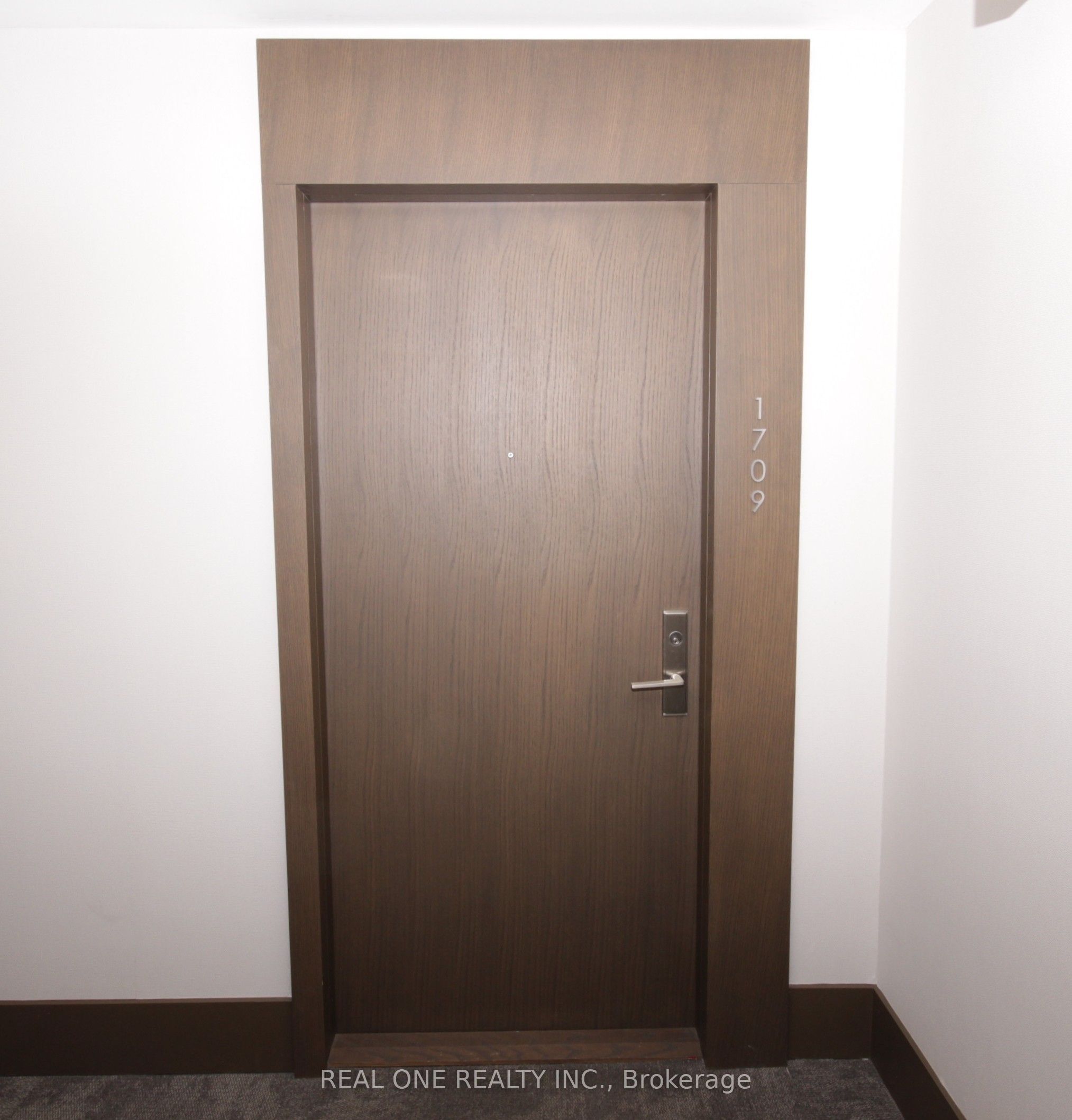 39 Roehampton Avenue 1709 Property Photo 2