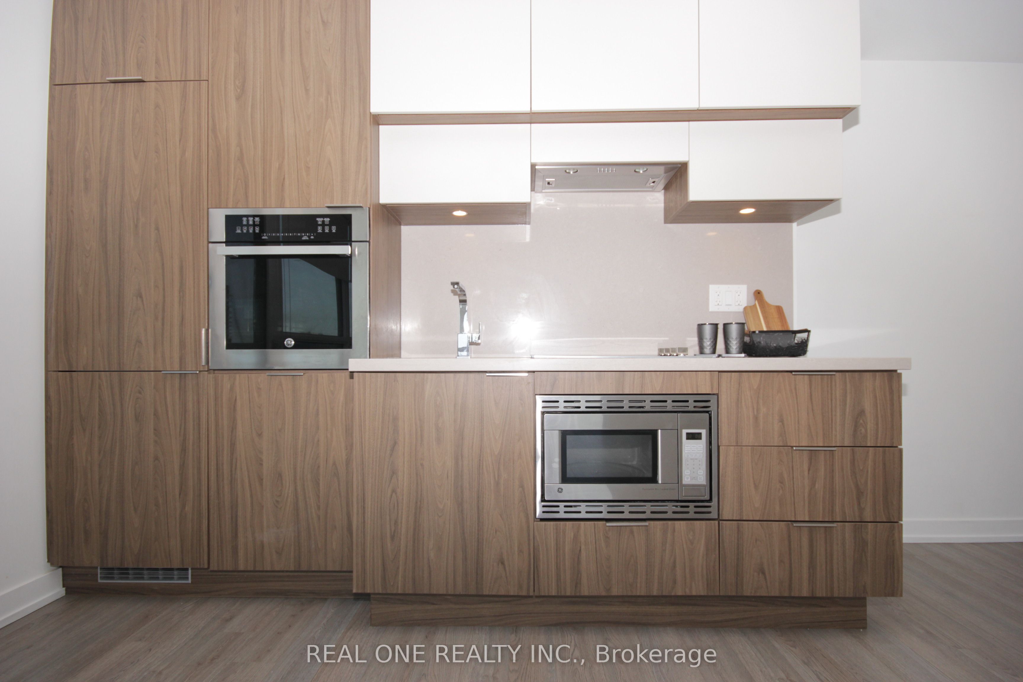 39 Roehampton Avenue 1709 Property Photo 7