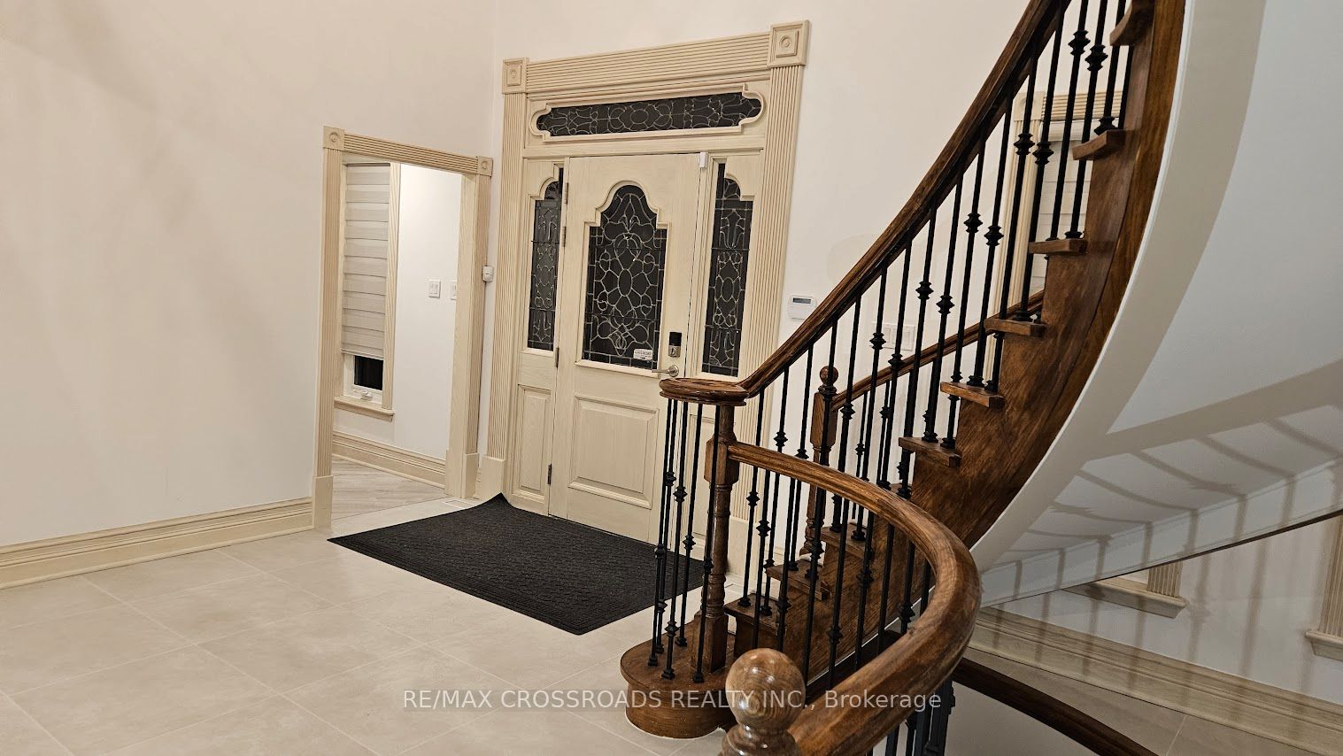 200 The Bridle Path Property Photo 5
