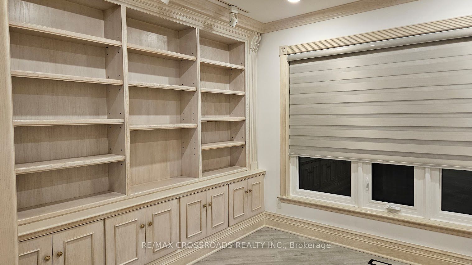 200 The Bridle Path Property Photo 12