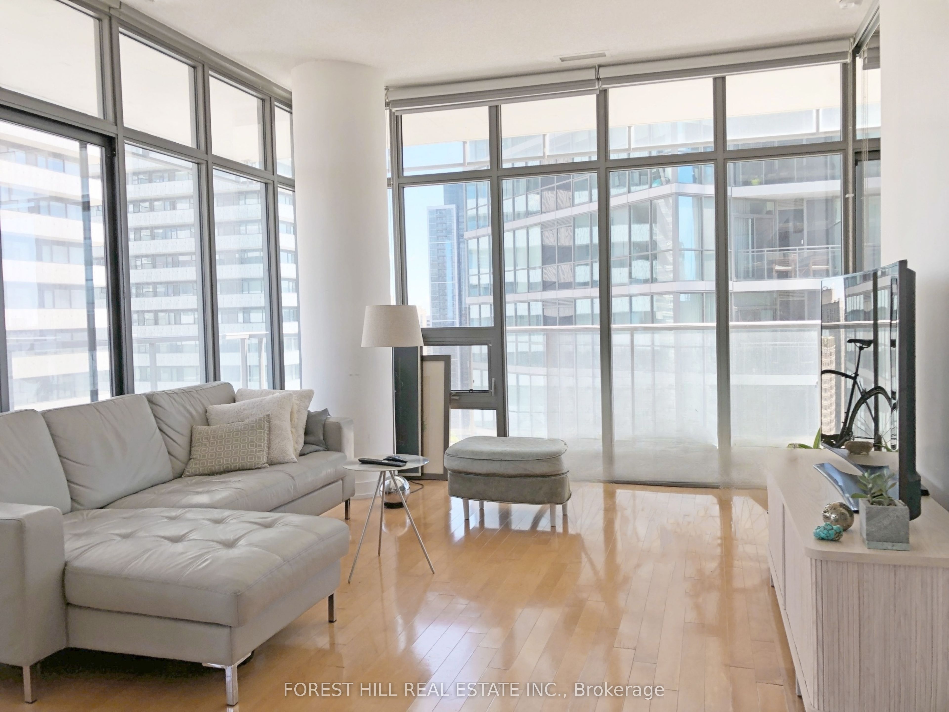 33 Charles Street E 2511 Property Photo 4