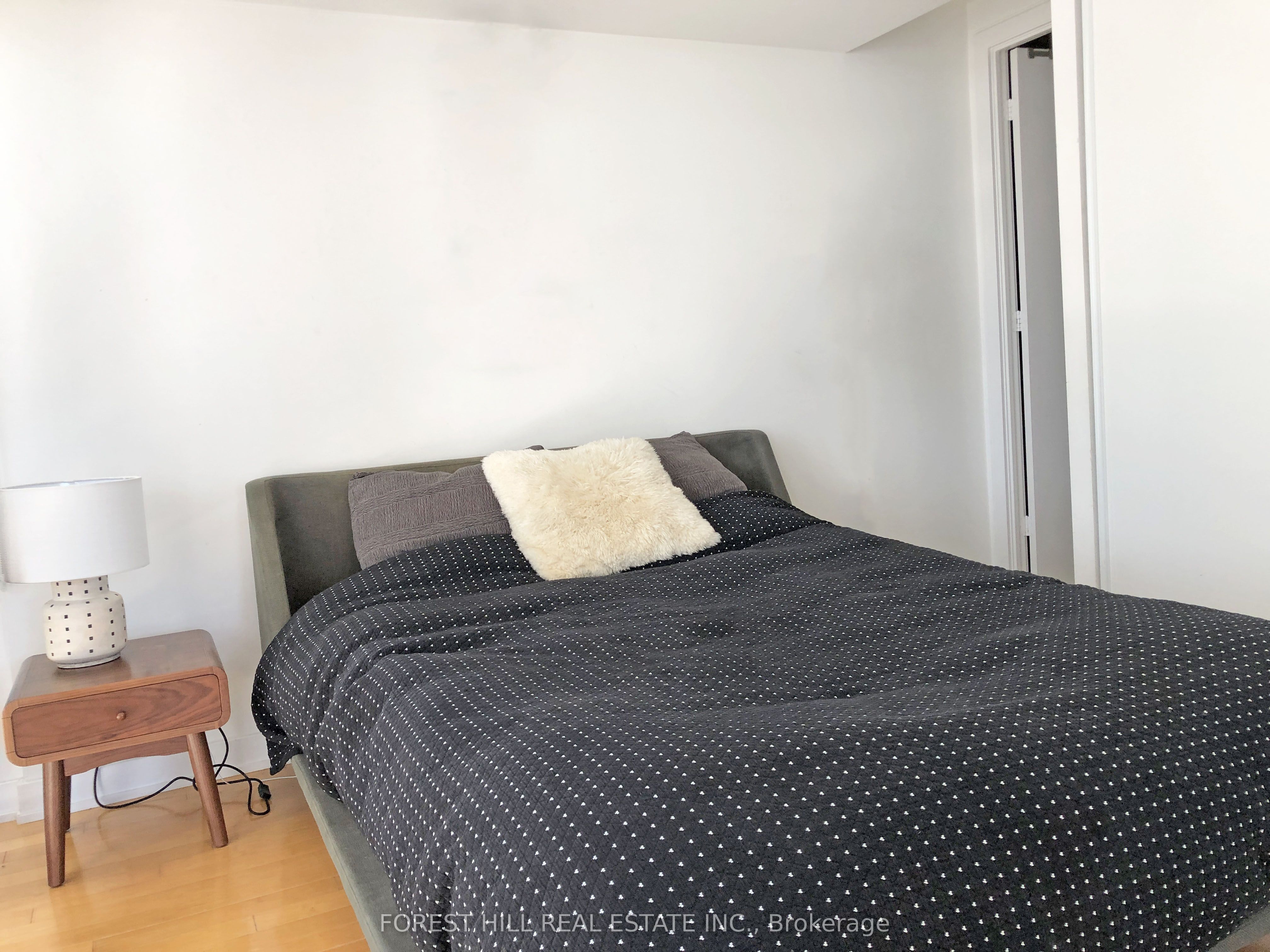 33 Charles Street E 2511 Property Photo 7