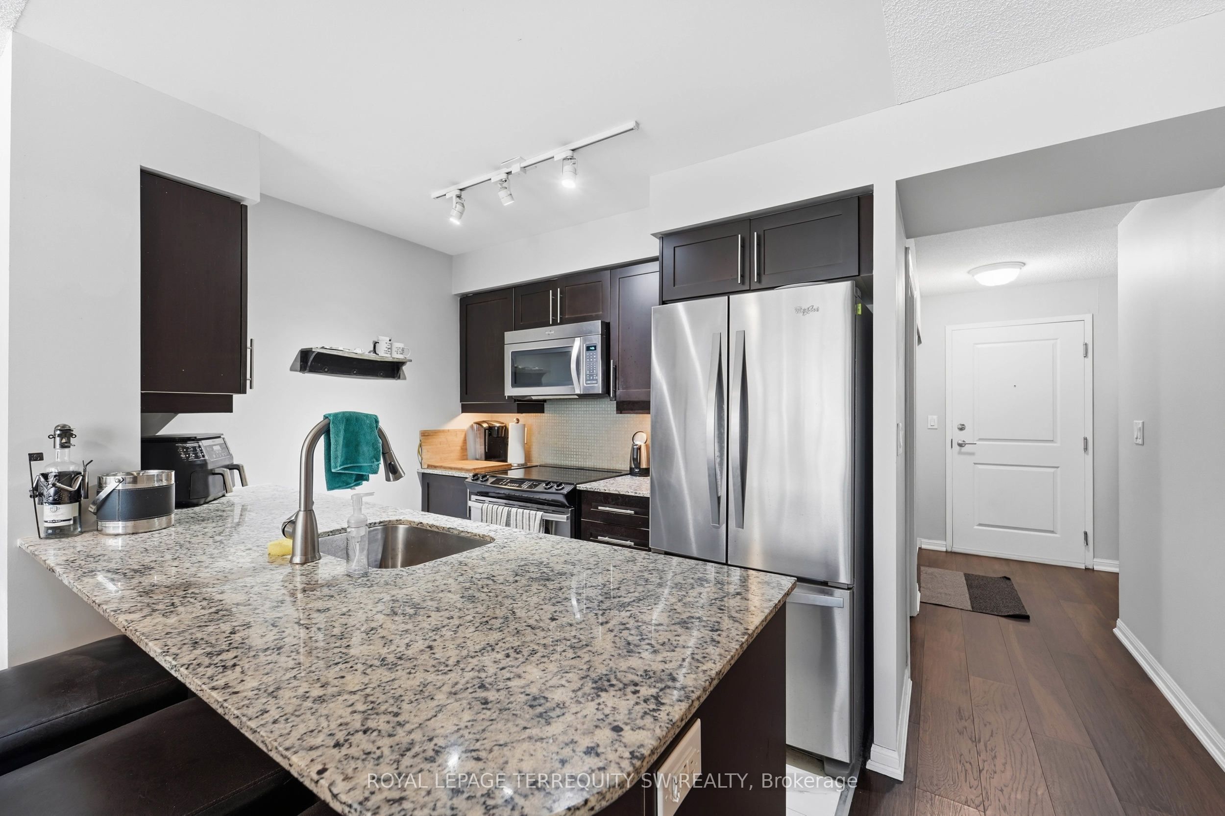 35 Bastion Street 513 Property Photo 5