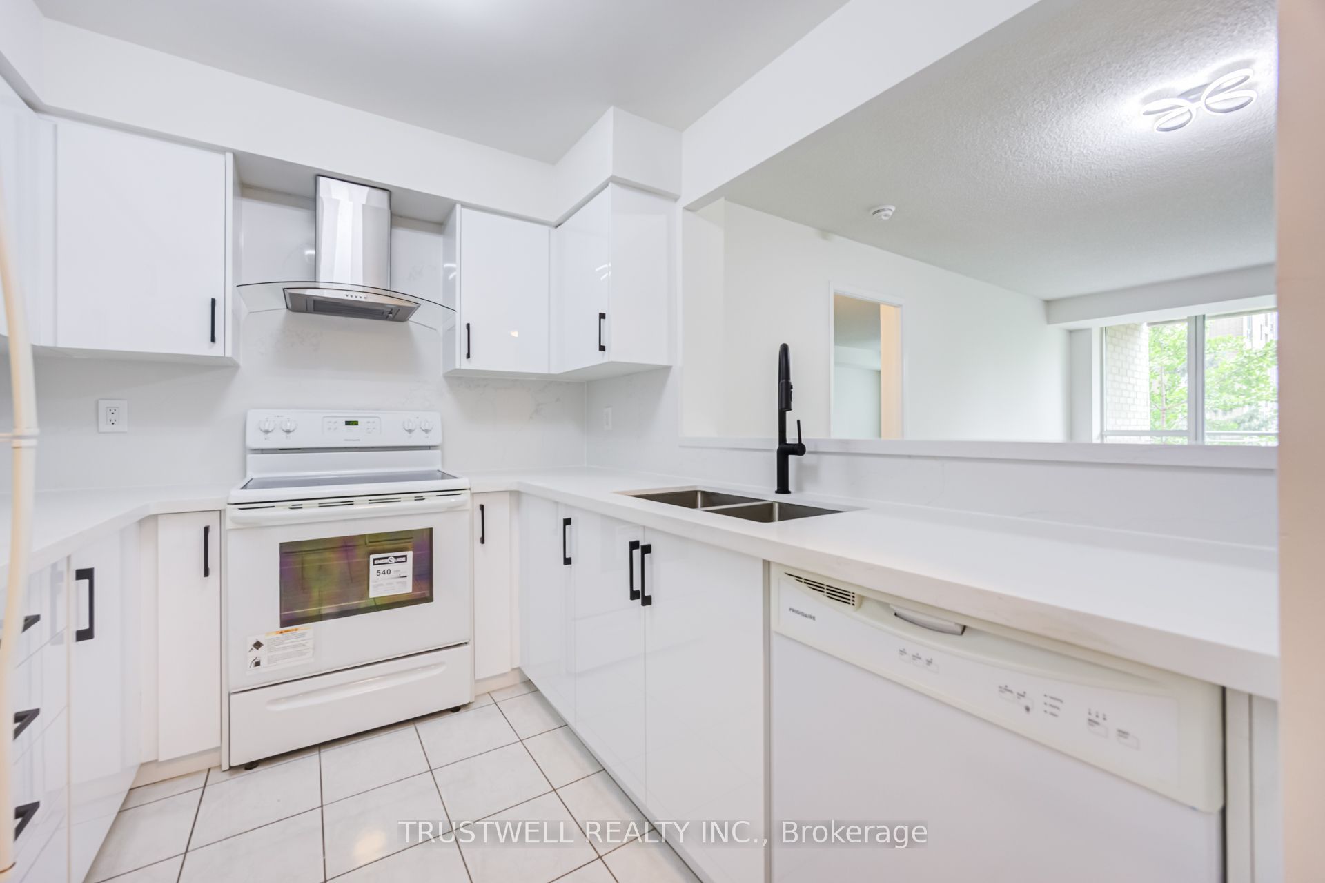 39 Pemberton Avenue 401 Property Photo 11
