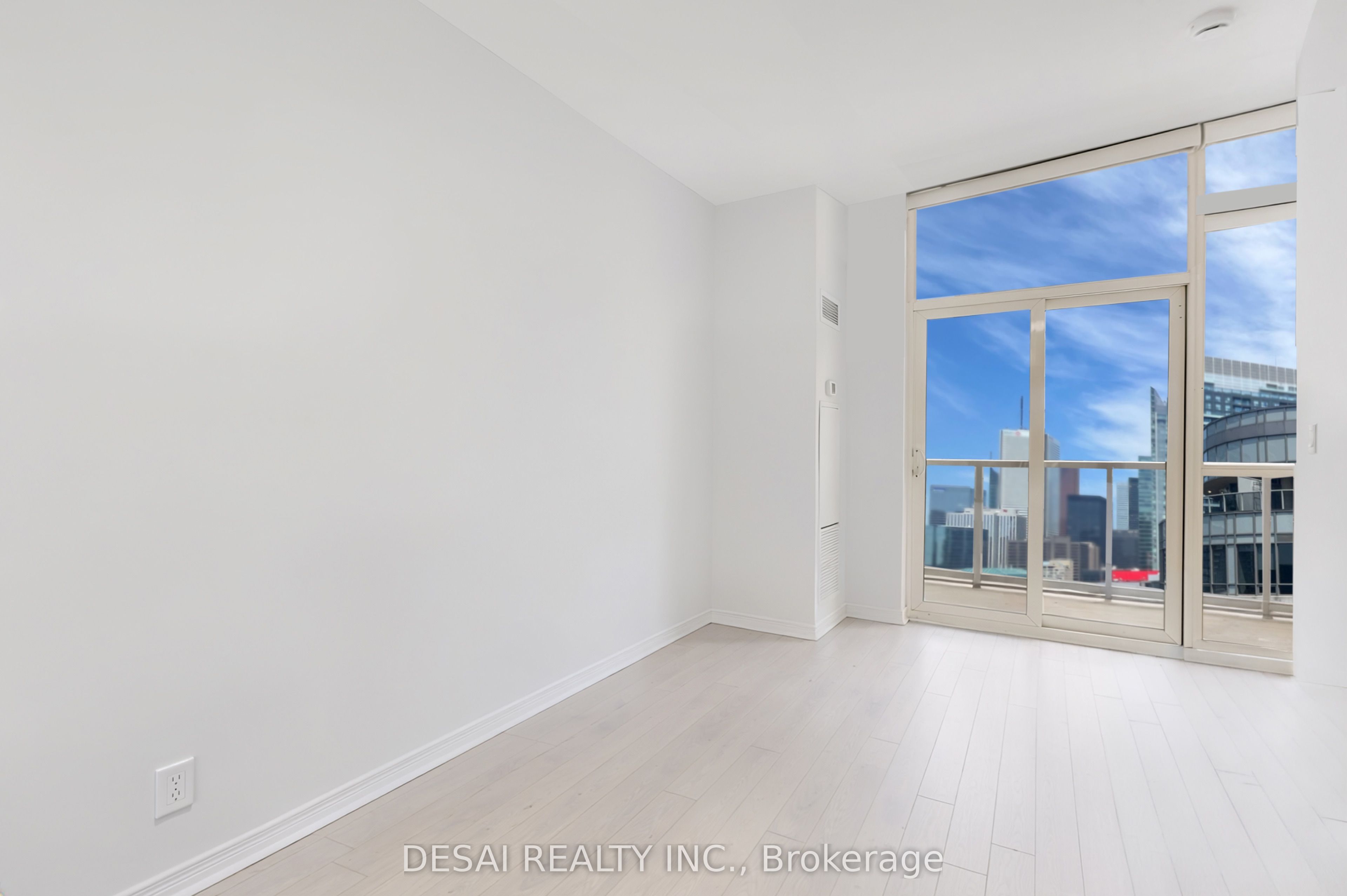 352 Front Street W 2321 Property Photo 11