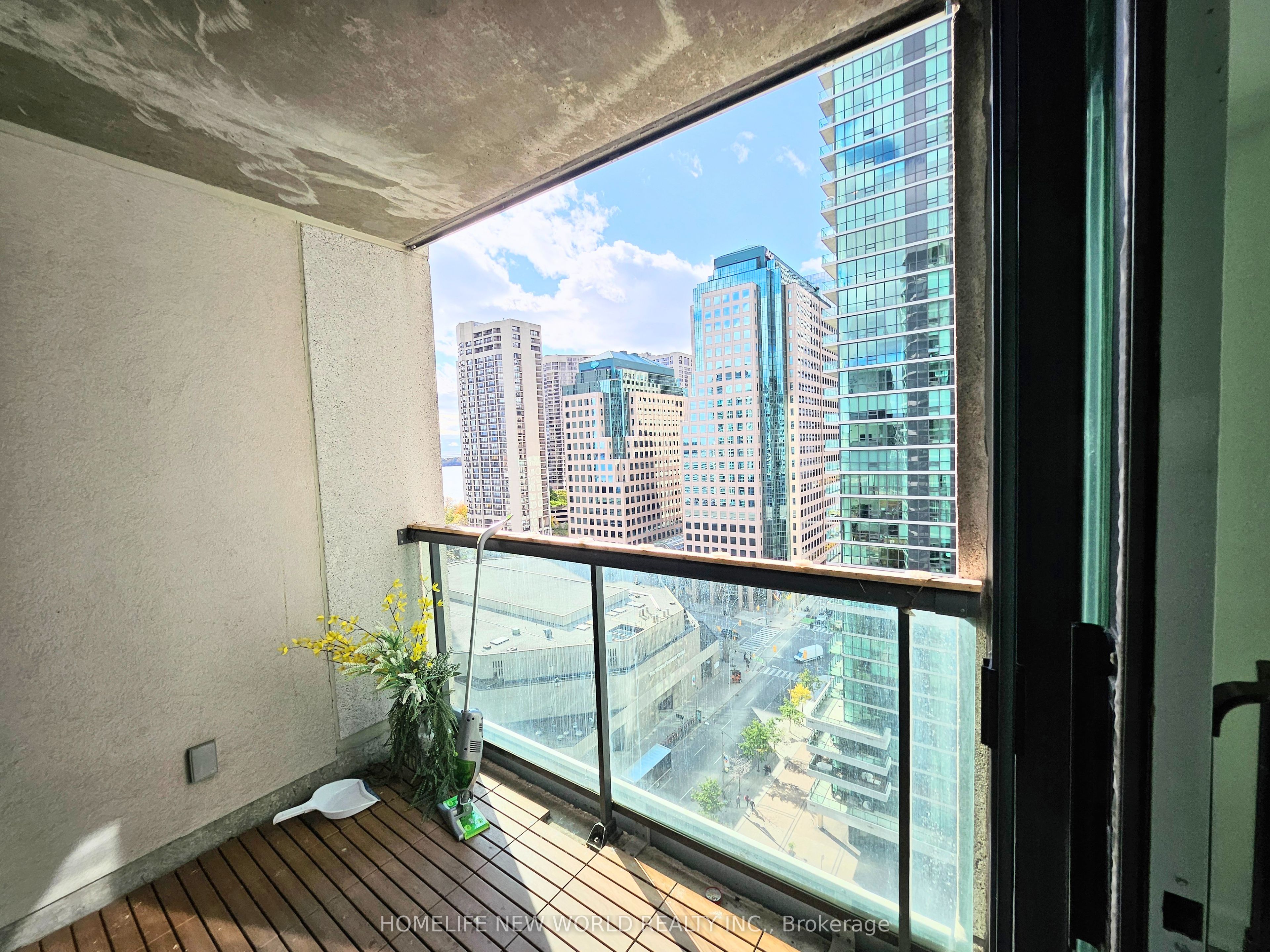 12 Yonge Street 1709 Property Photo 14