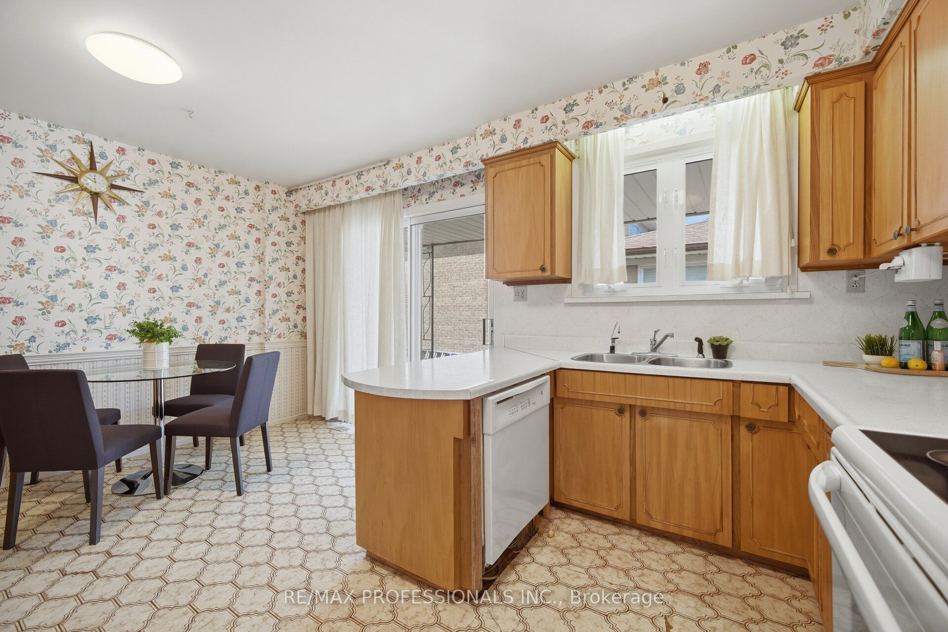 90 Peckham Avenue Property Photo 11