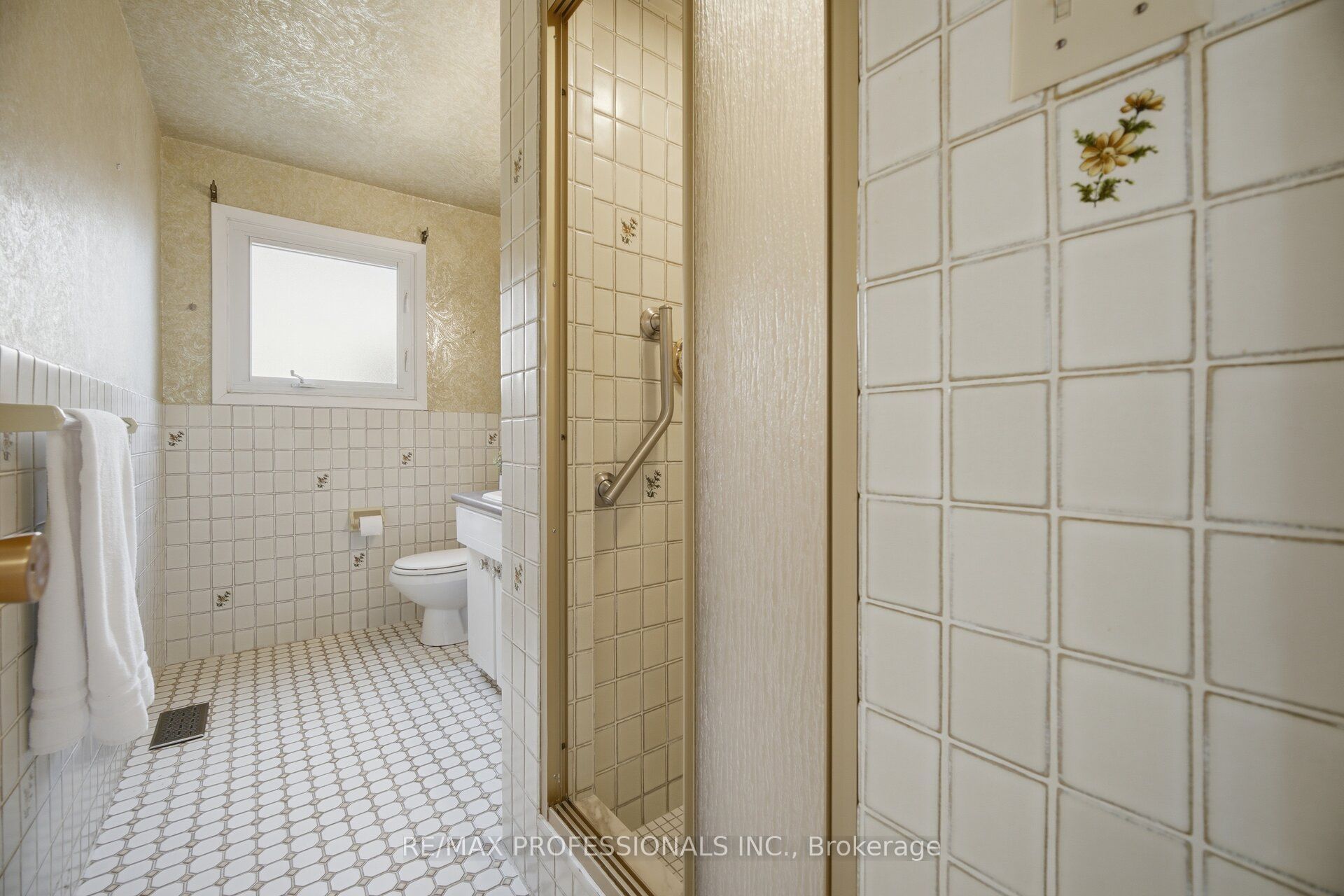 90 Peckham Avenue Property Photo 37