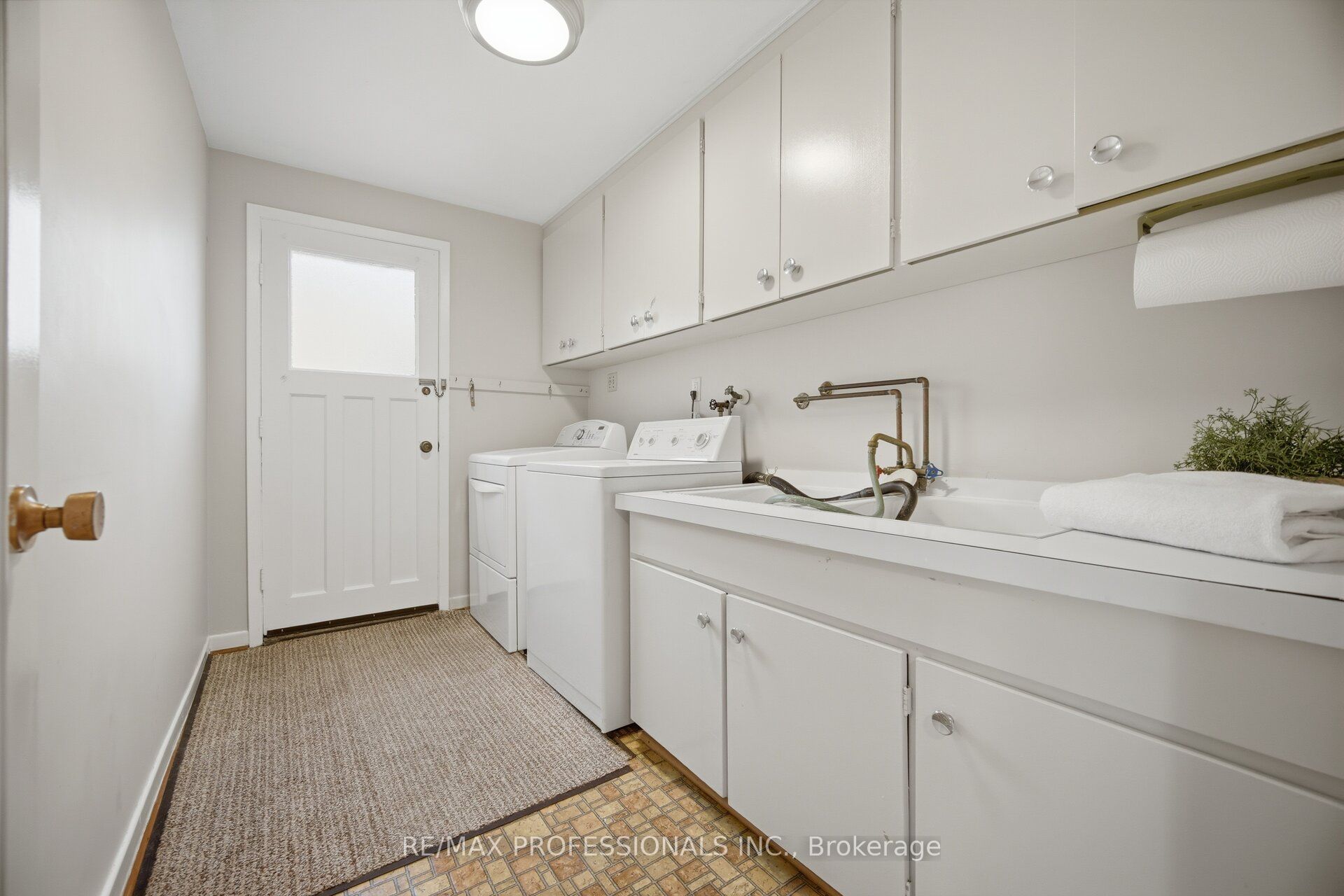90 Peckham Avenue Property Photo 38
