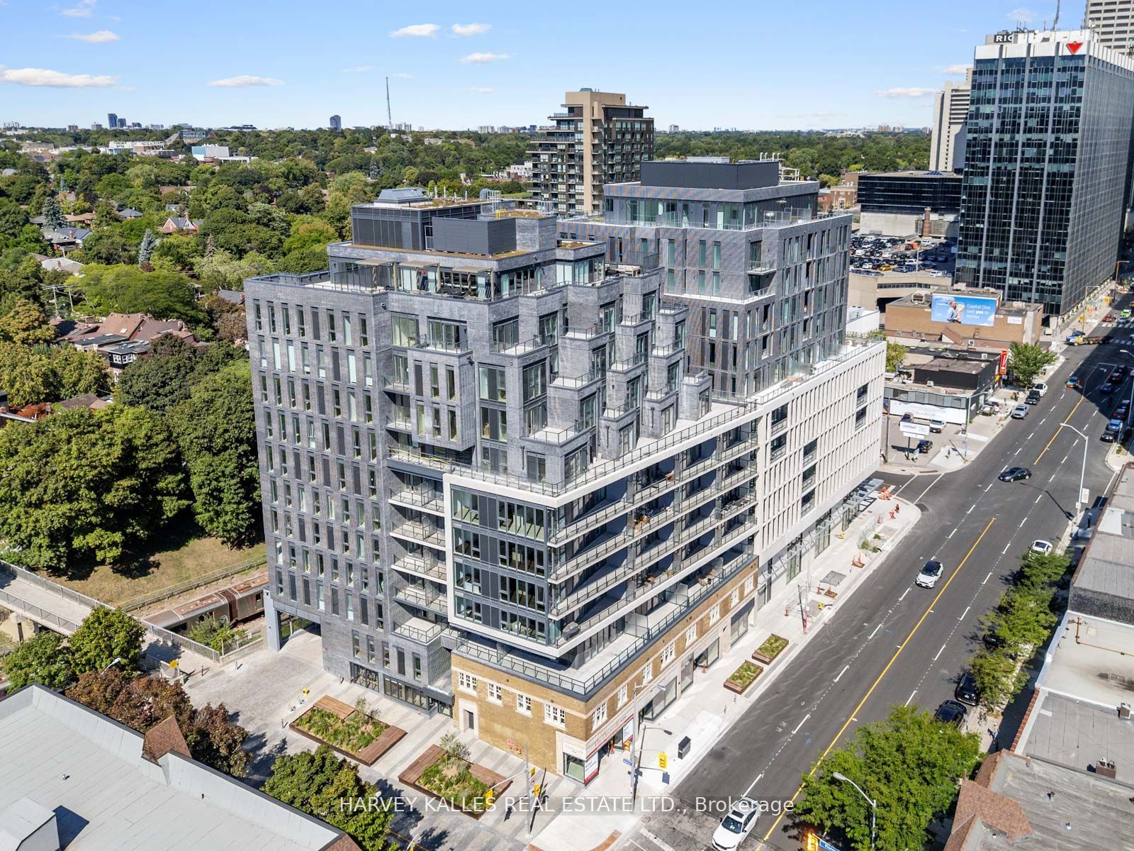 8 Manor Road W 610