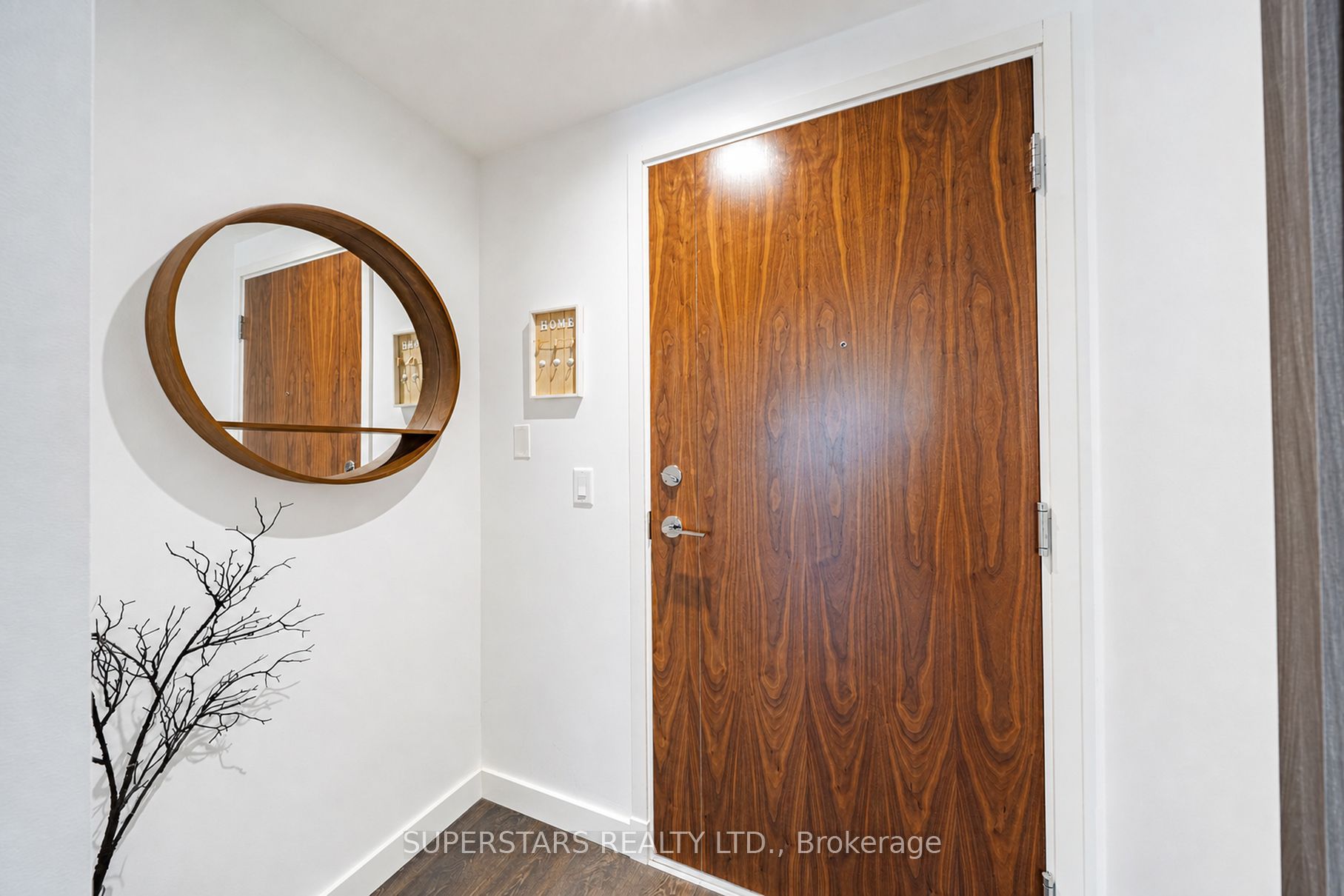 27 Mcmahon Drive 810 Property Photo 2