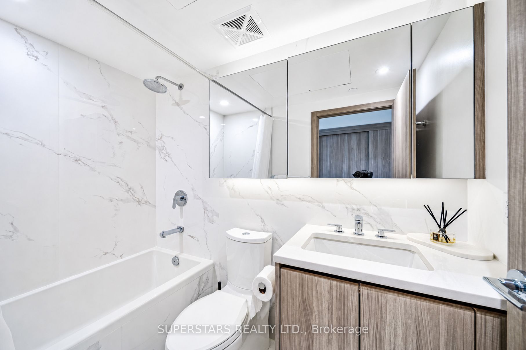 27 Mcmahon Drive 810 Property Photo 4