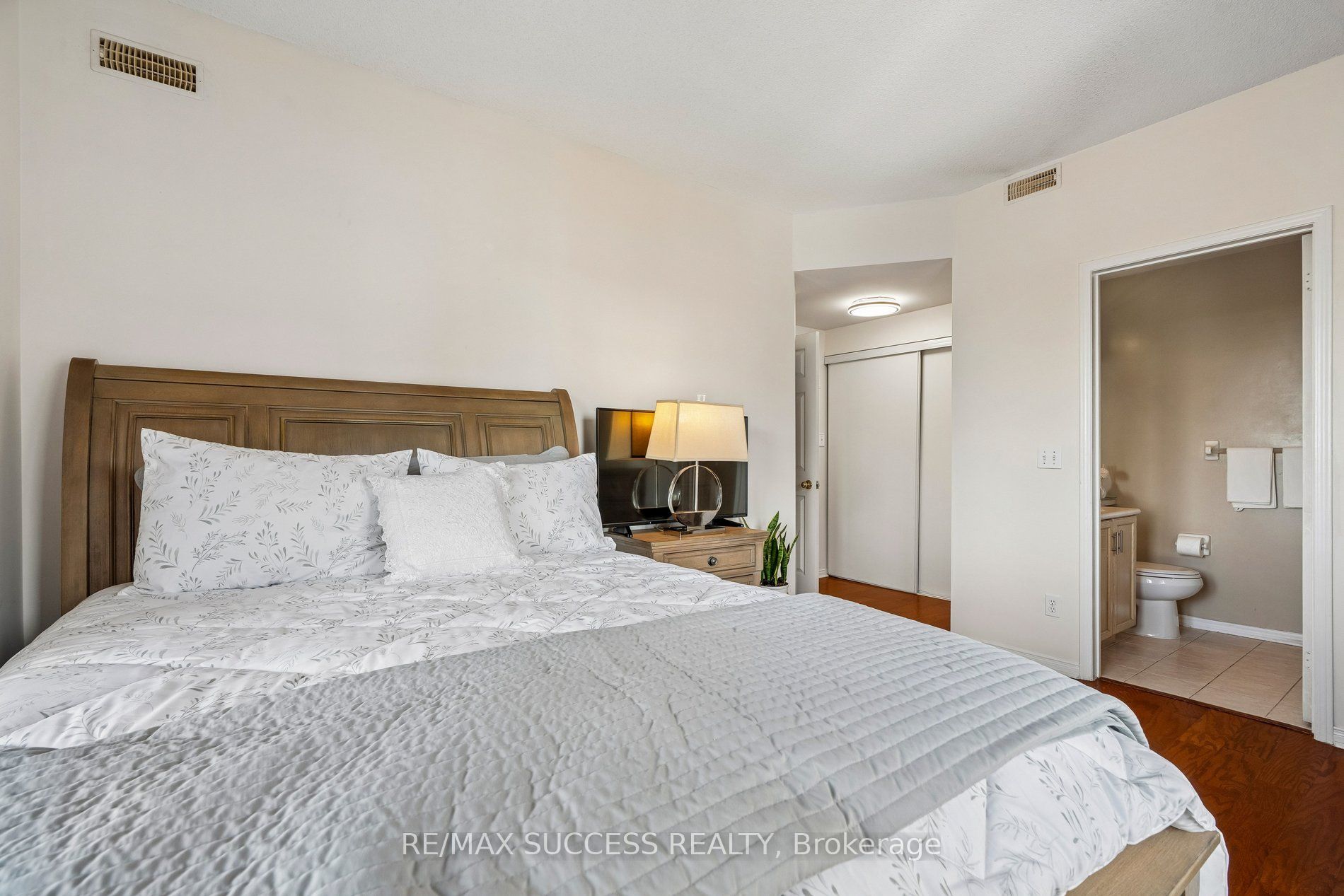 1000 Sheppard Avenue W 301 Property Photo 23