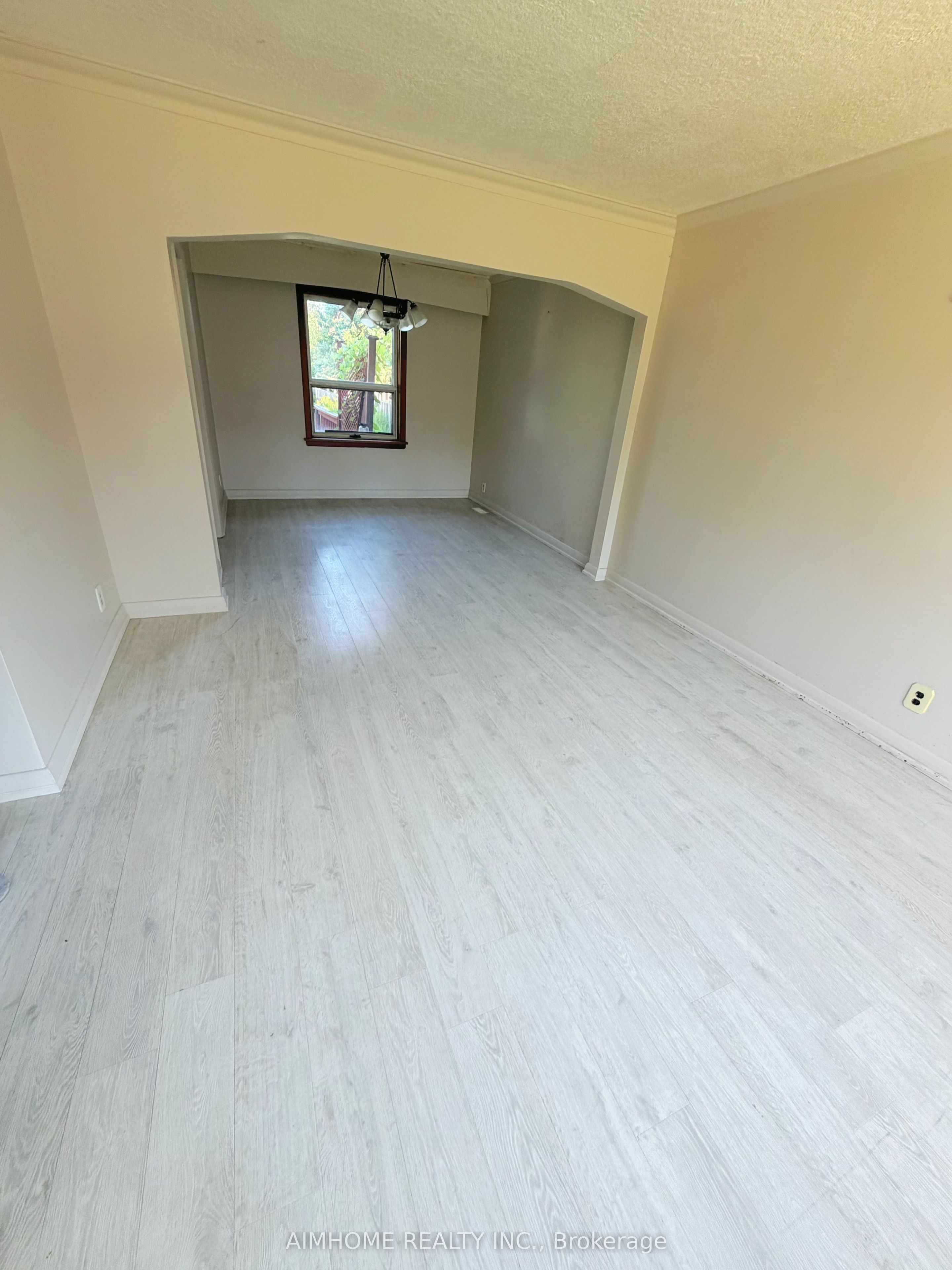 481 Hounslow Avenue Property Photo 2