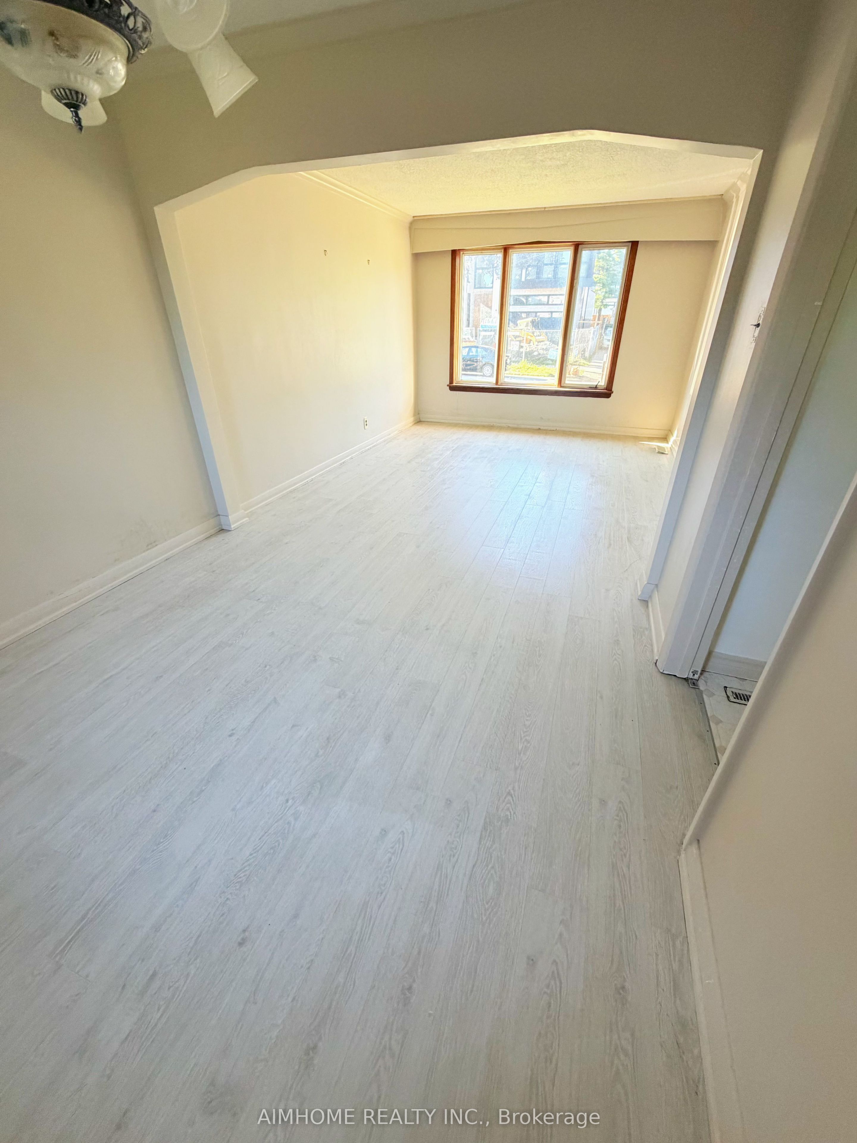 481 Hounslow Avenue Property Photo 3