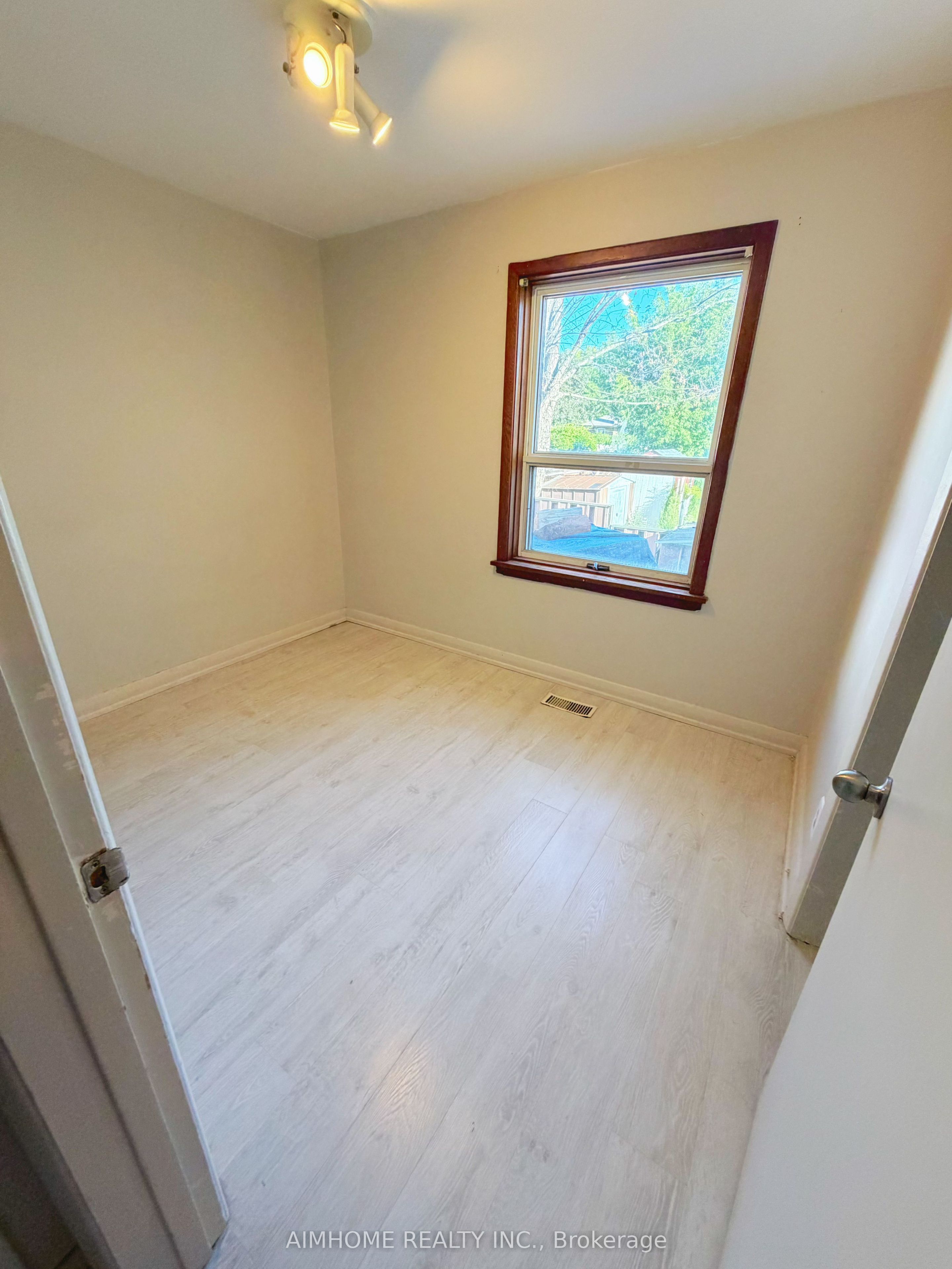 481 Hounslow Avenue Property Photo 8