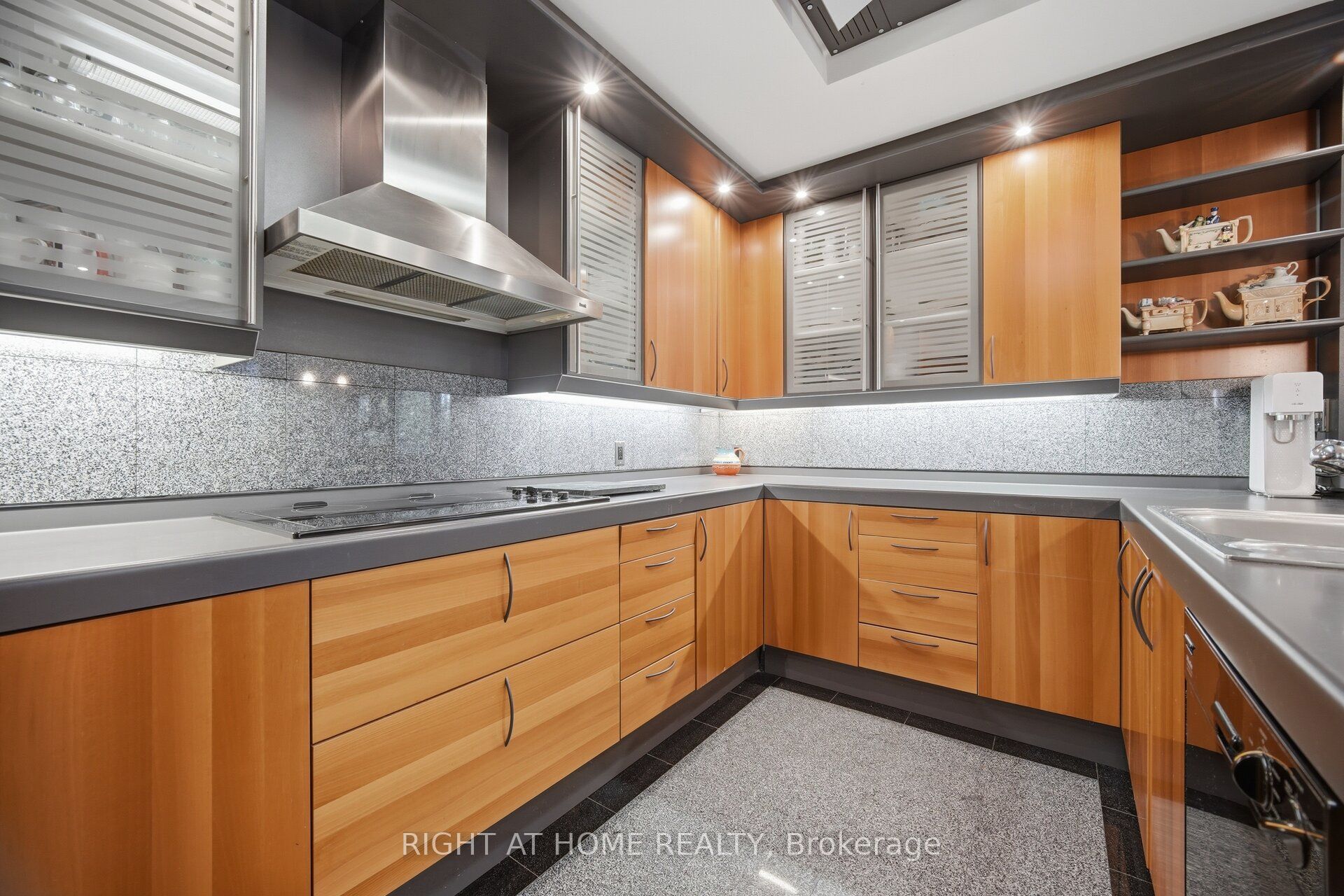 9 Saguenay Avenue Property Photo 16