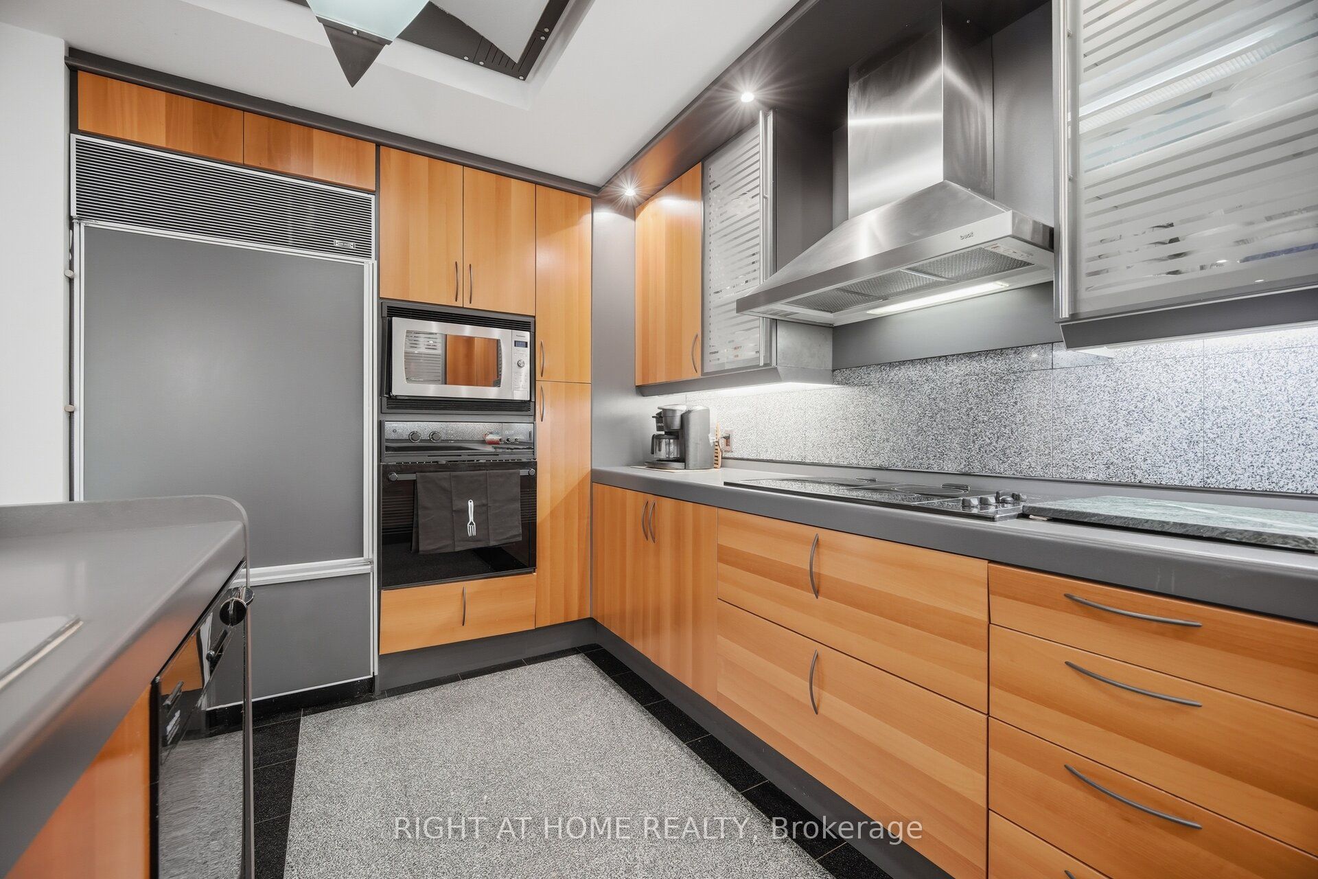 9 Saguenay Avenue Property Photo 17