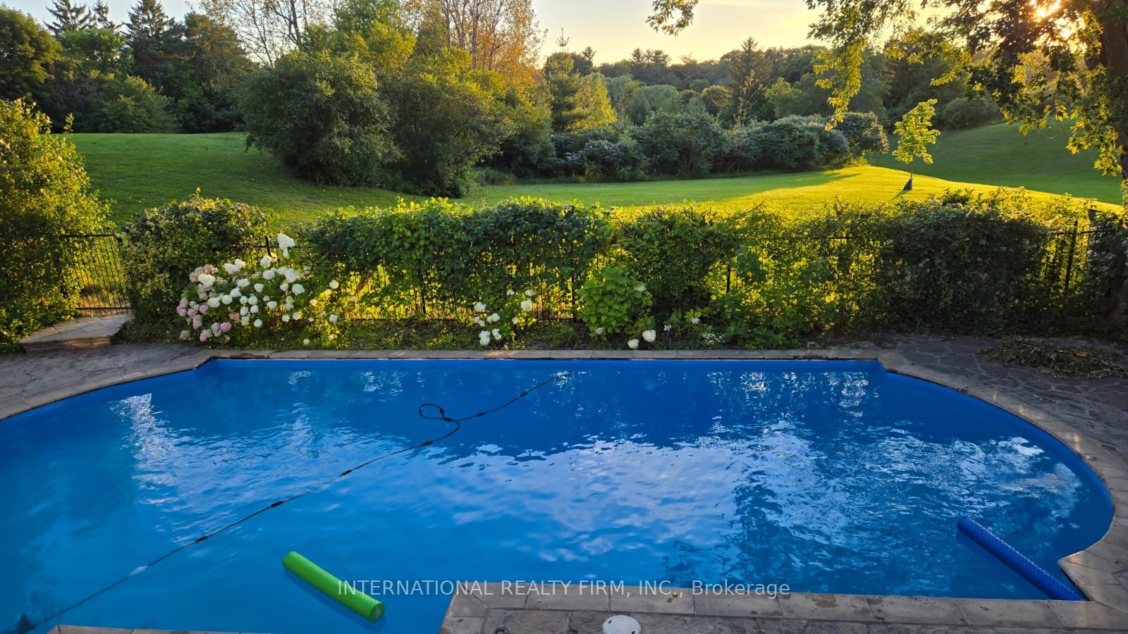 6 Penwood Crescent Property Photo 1