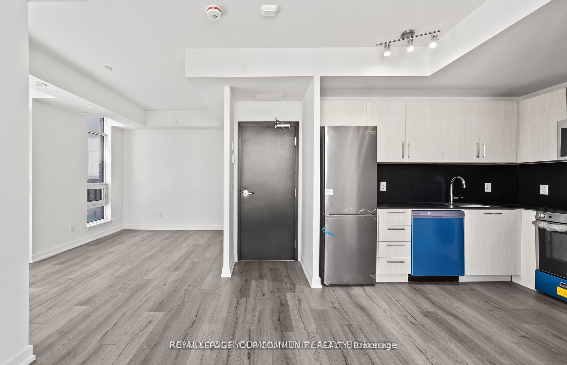 11-851 Sheppard Avenue 3rd Property Photo 7