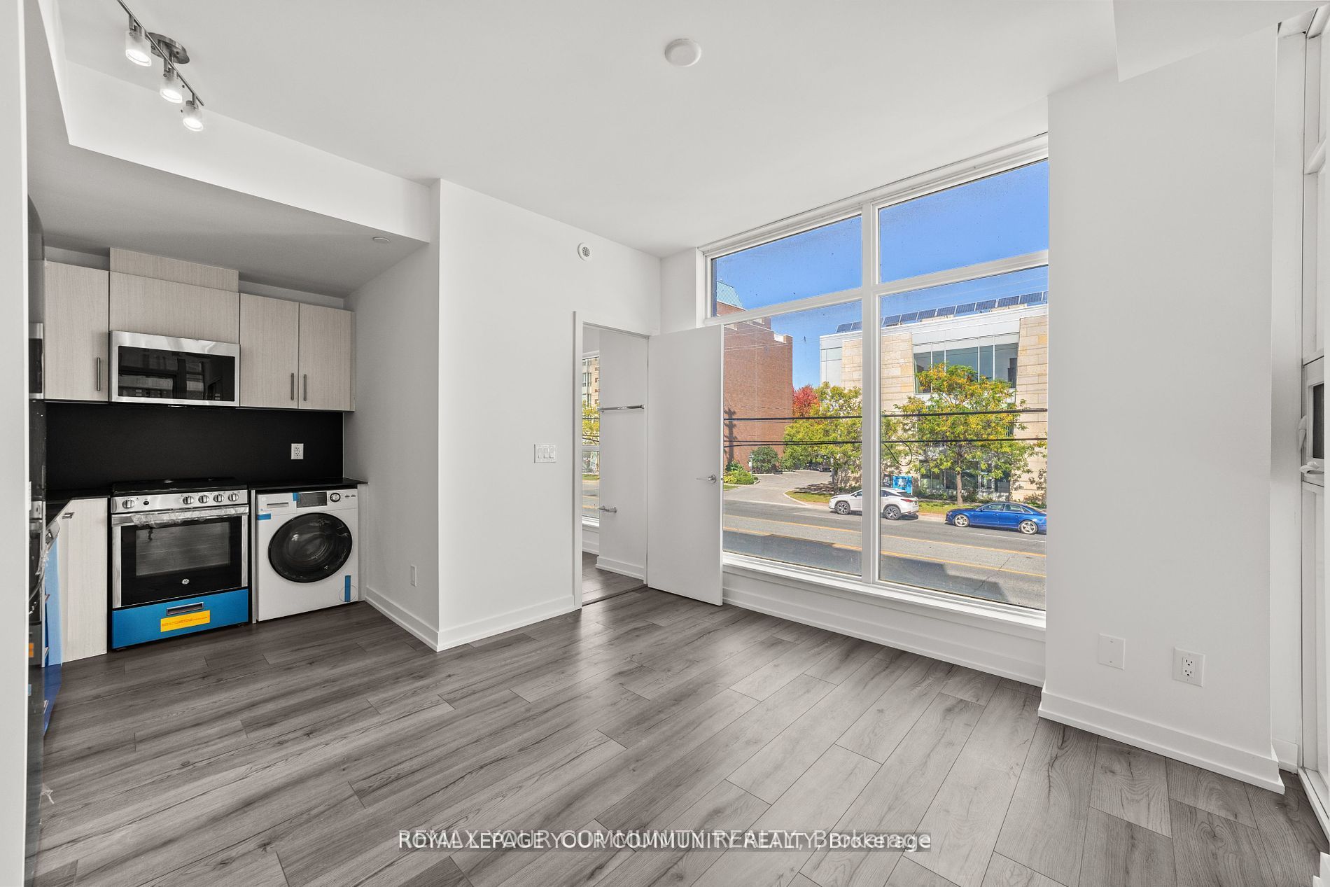11-851 Sheppard Avenue 3rd Property Photo 10