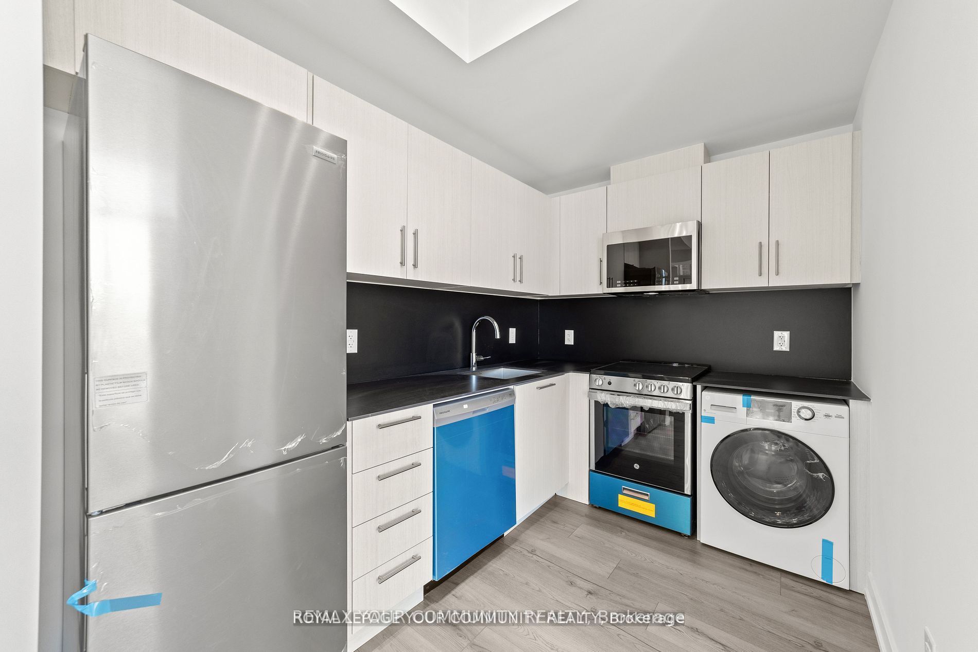 11-851 Sheppard Avenue 3rd Property Photo 13