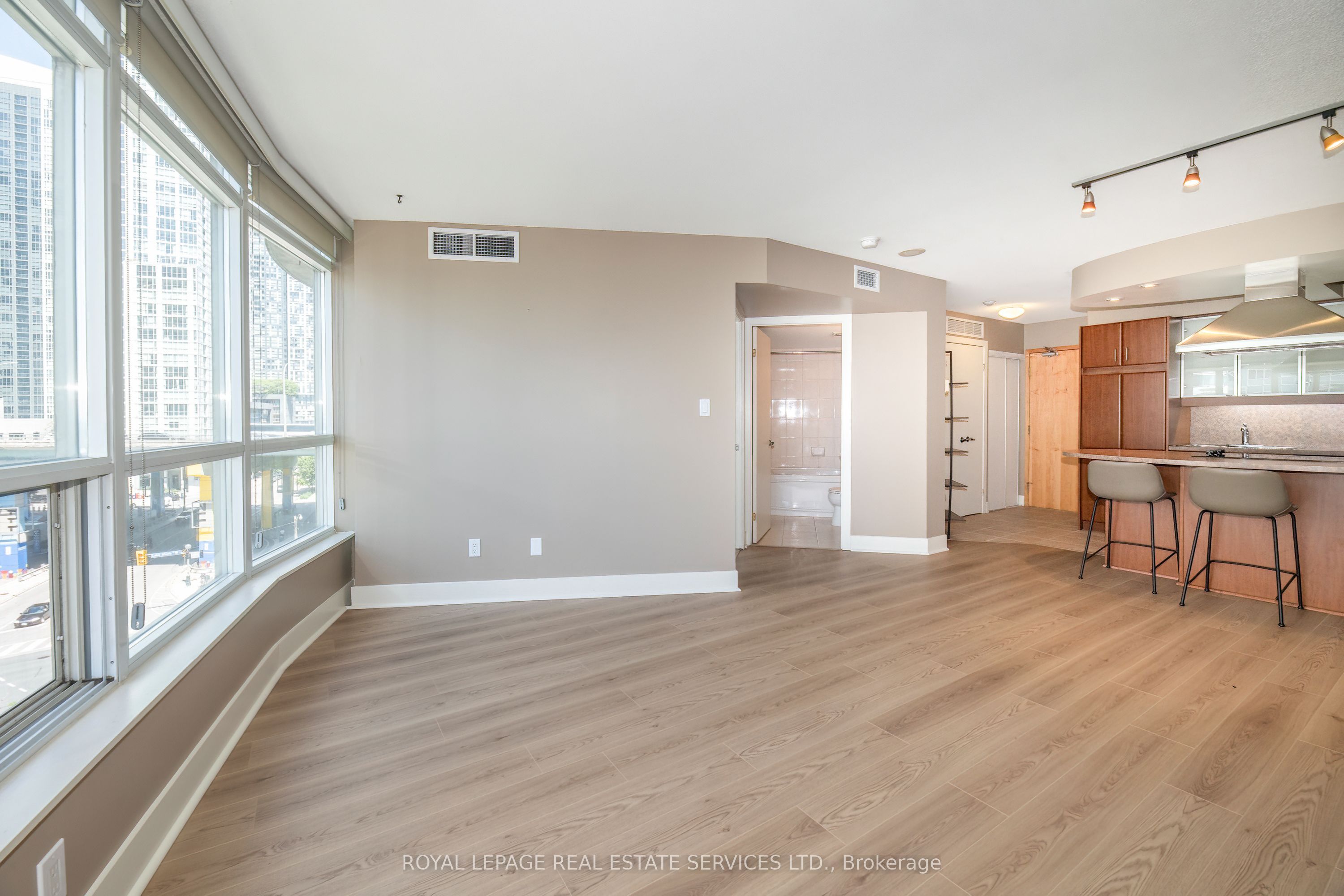 550 Queens Quay W 707 Property Photo 5