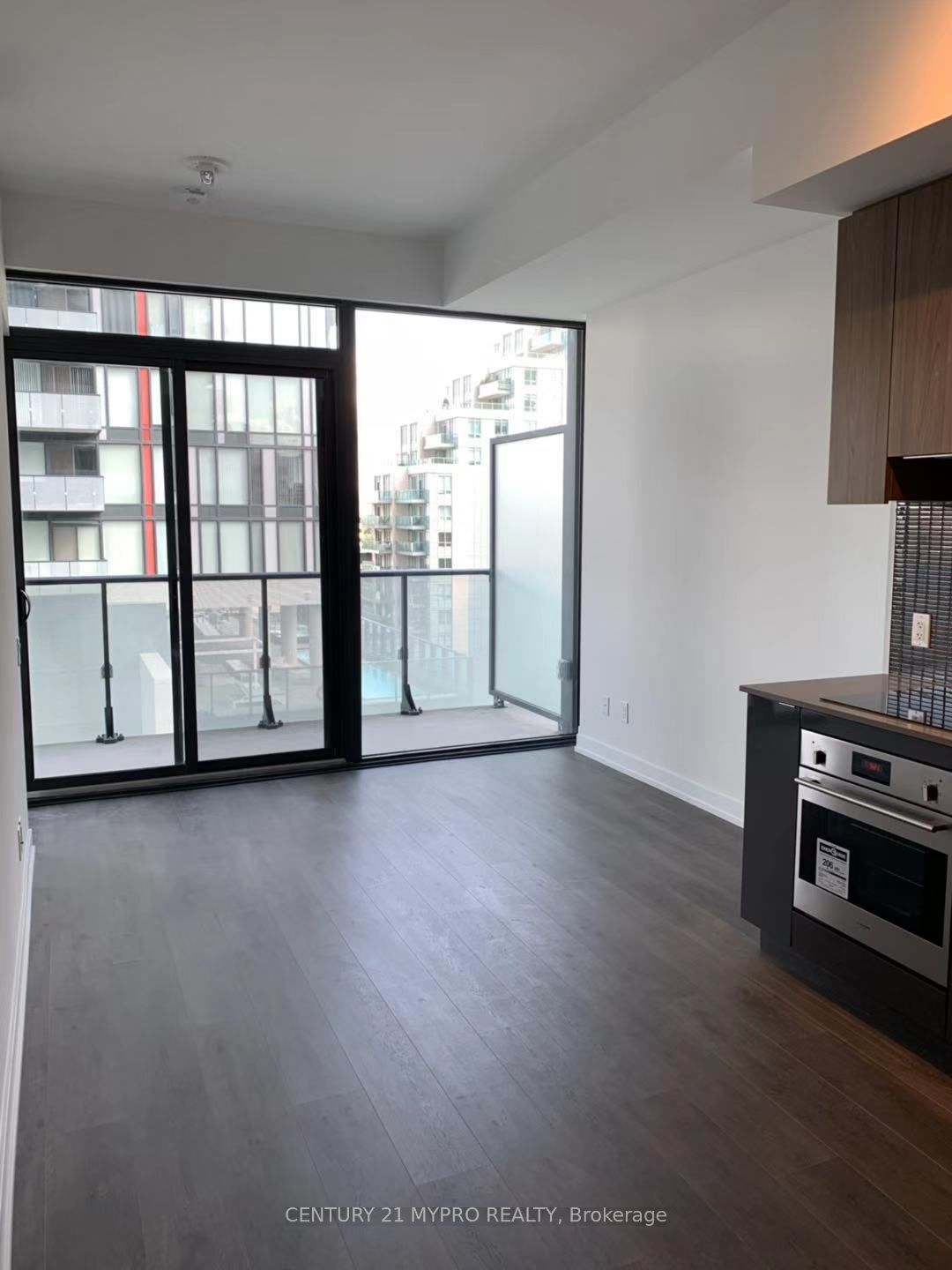 161 Roehampton Avenue 909 Property Photo 4