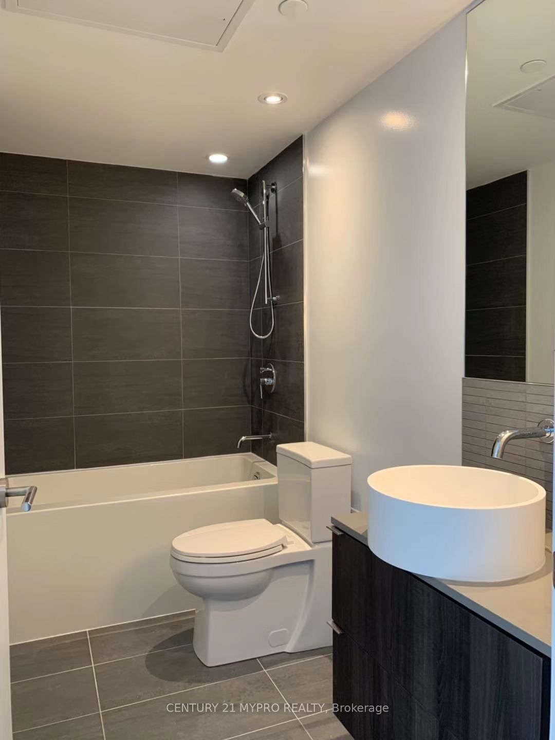 161 Roehampton Avenue 909 Property Photo 8