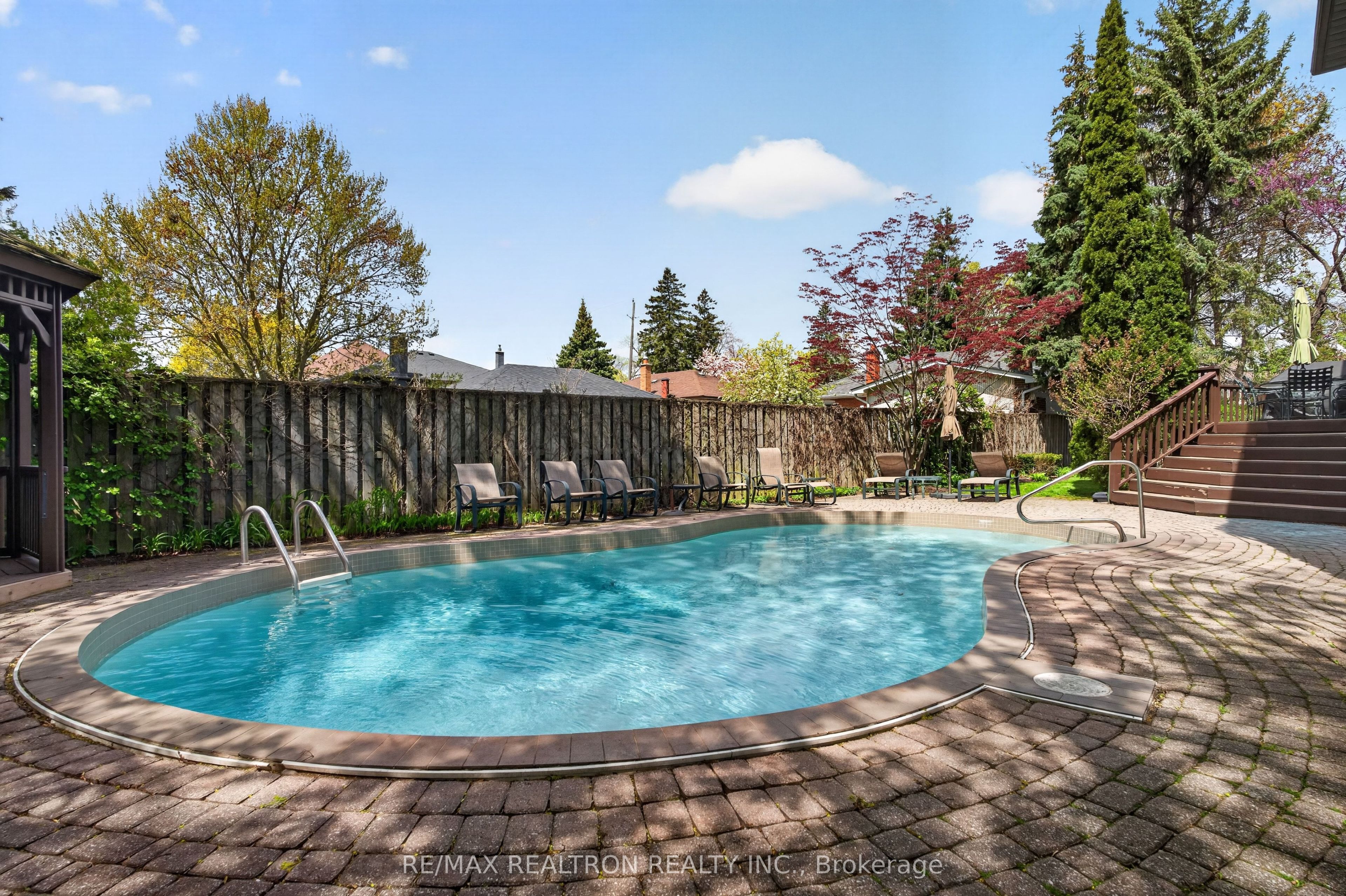 15 Sunforest Court Property Photo 6
