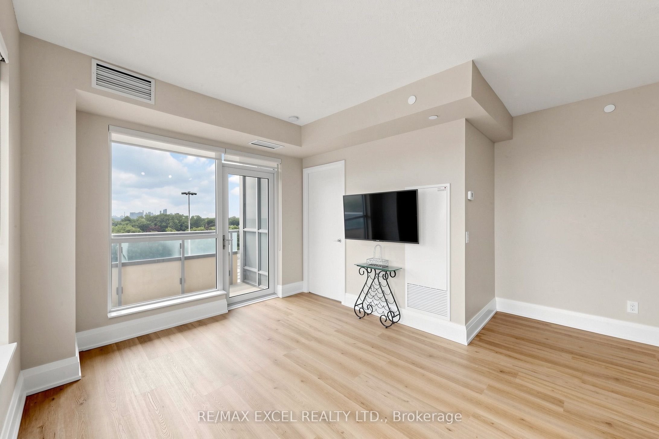 120 Harrison Garden Boulevard 906 Property Photo 5