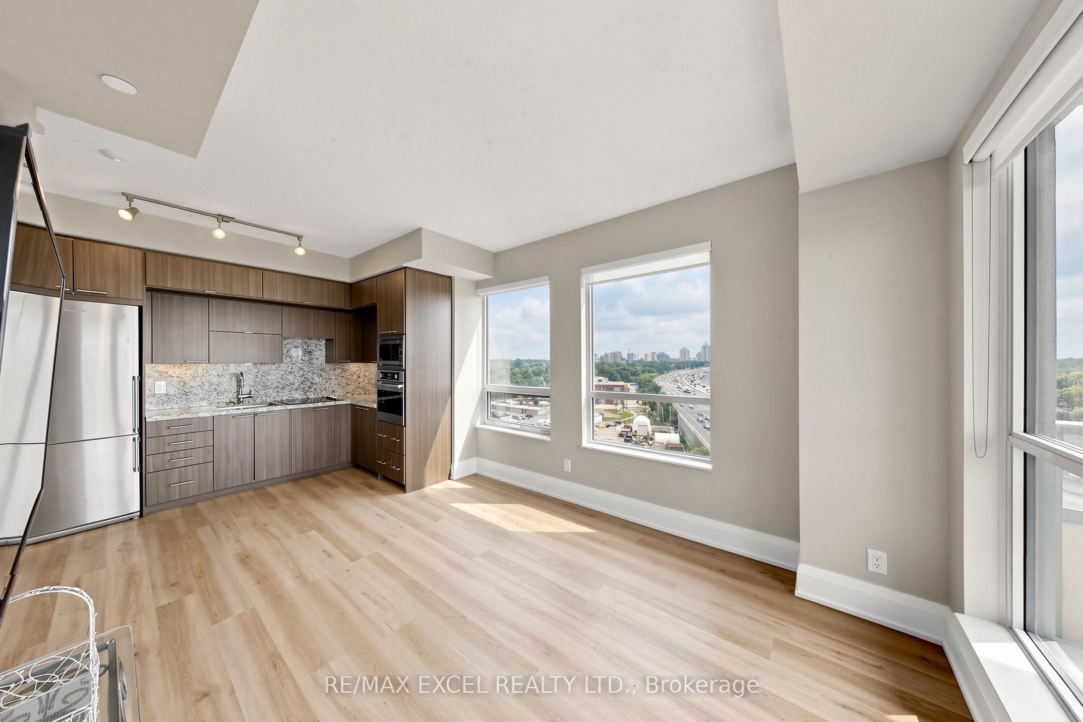 120 Harrison Garden Boulevard 906 Property Photo 7