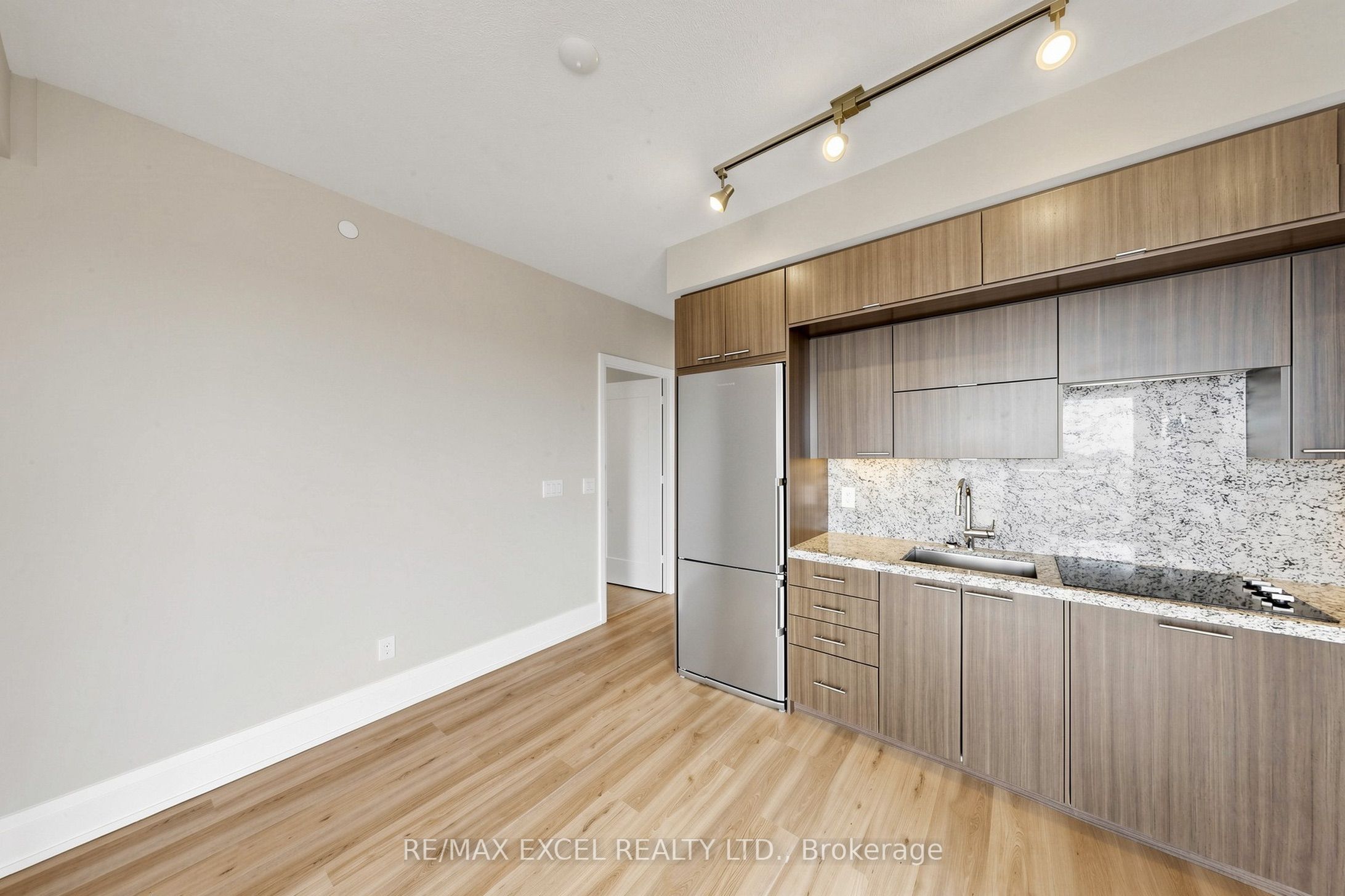 120 Harrison Garden Boulevard 906 Property Photo 8