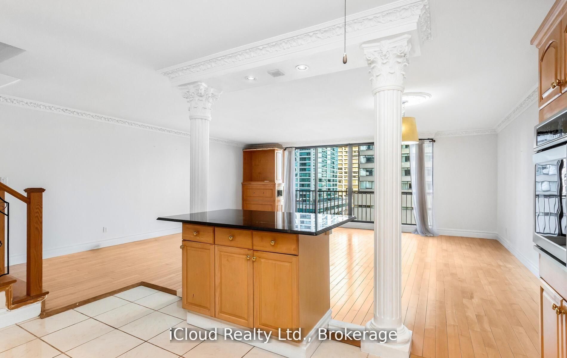 33 Harbour Square 837 Property Photo 11