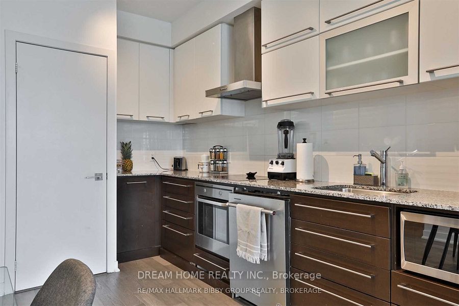 770 Bay Street 2405 Property Photo 7