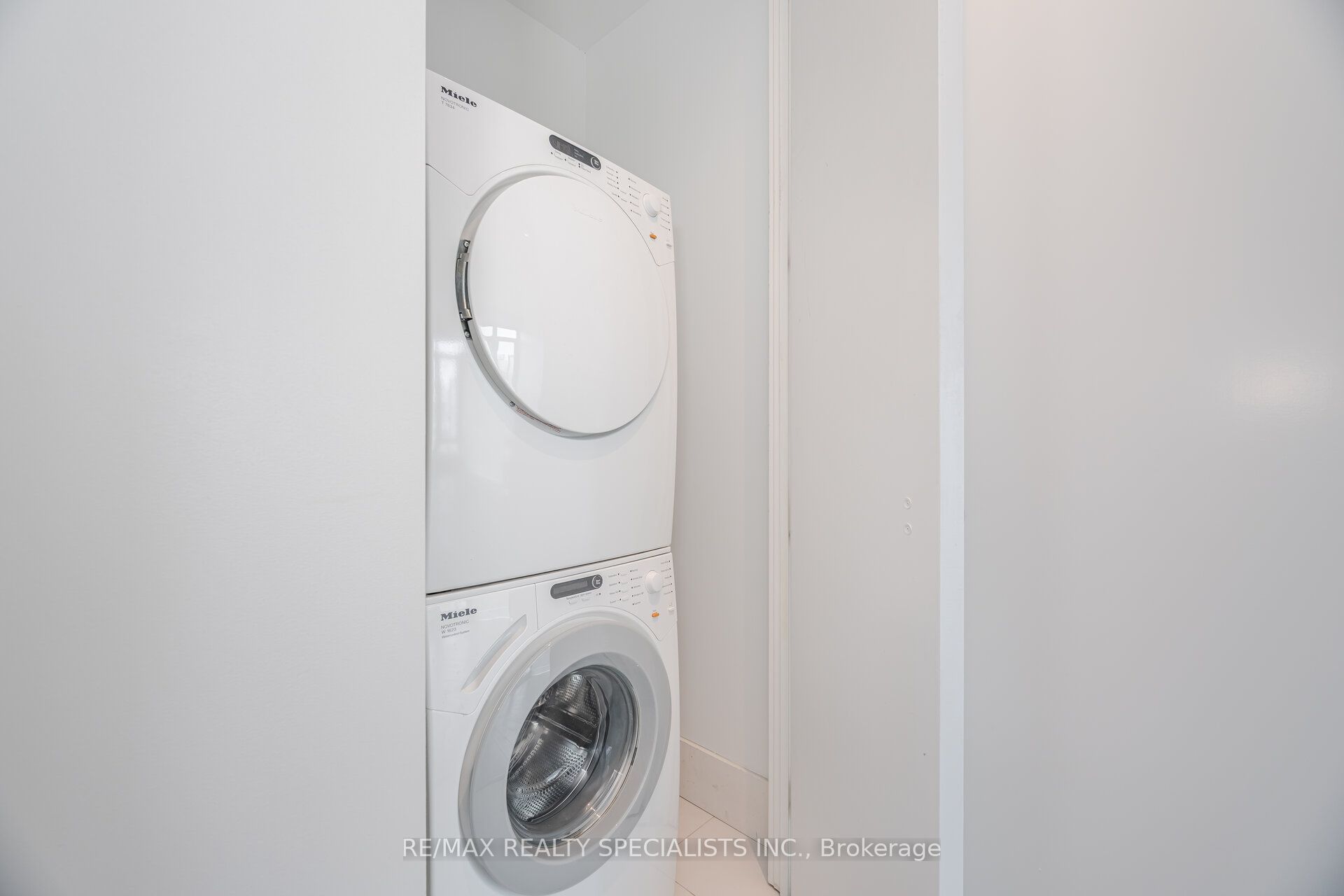 29 Queens Quay E 1118 Property Photo 16