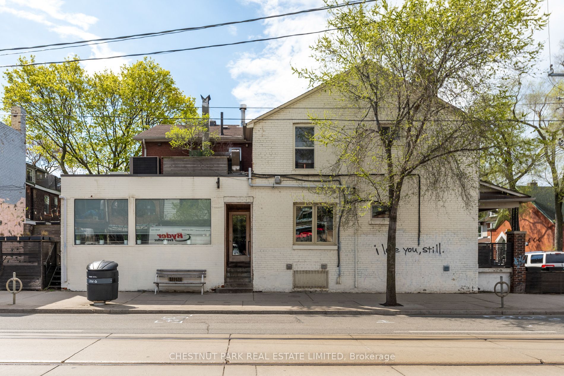923 Dundas Street W