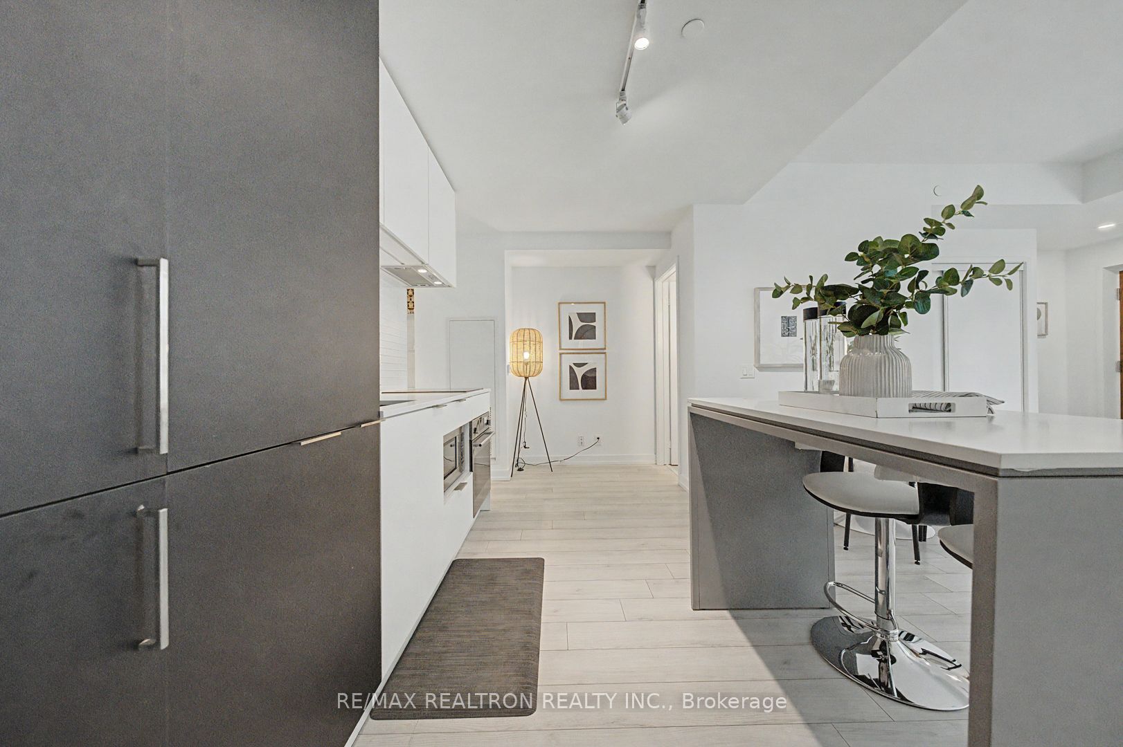 33 Helendale Avenue 102 Property Photo 20