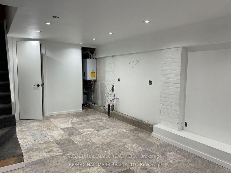 173 Queen Street E Property Photo 3