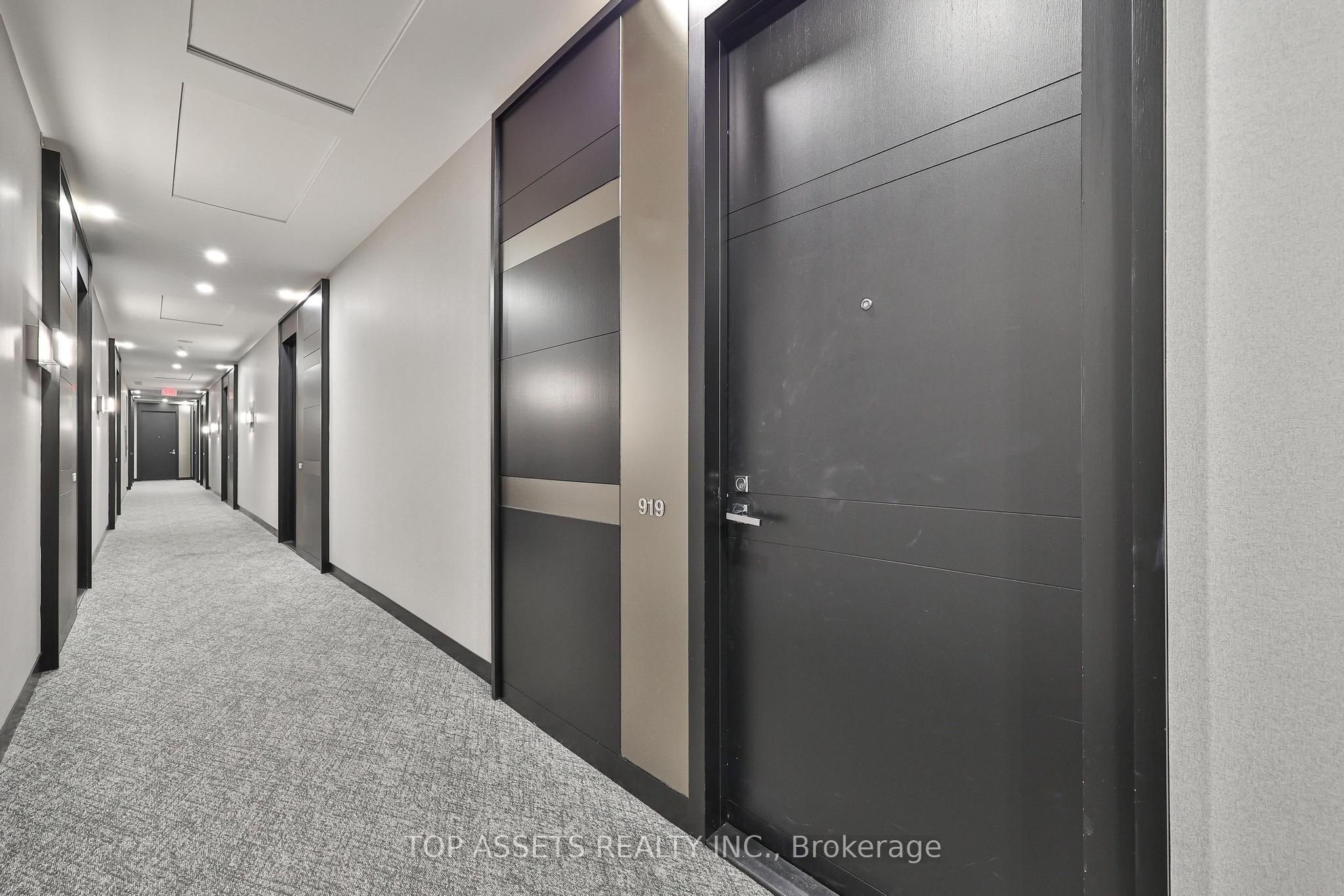 29 Queens Quay E 919 Property Photo 2