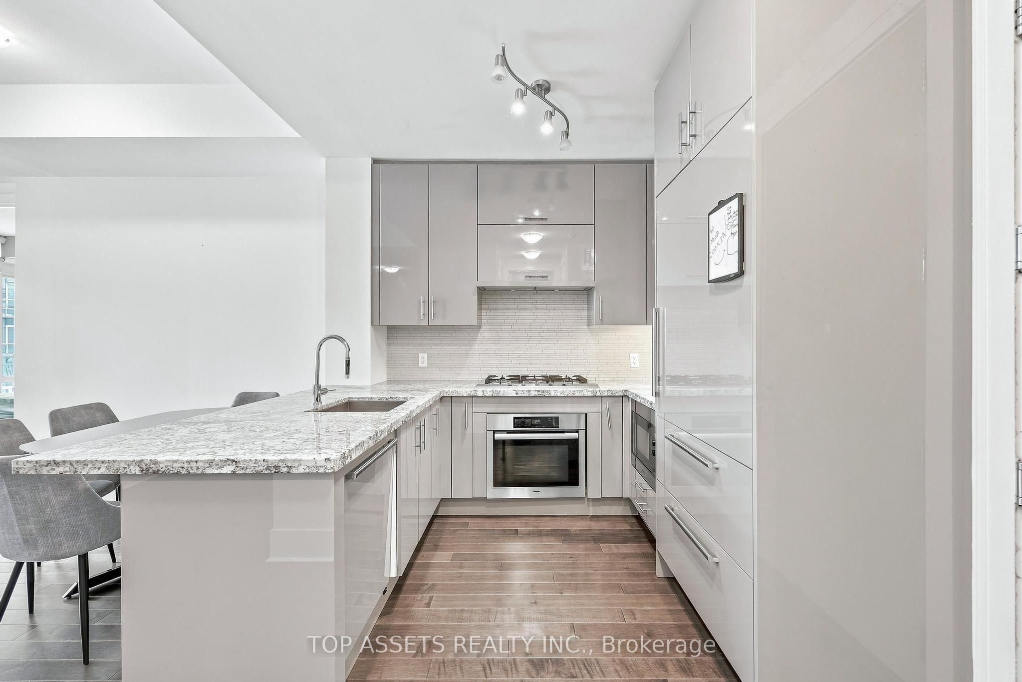 29 Queens Quay E 919 Property Photo 4