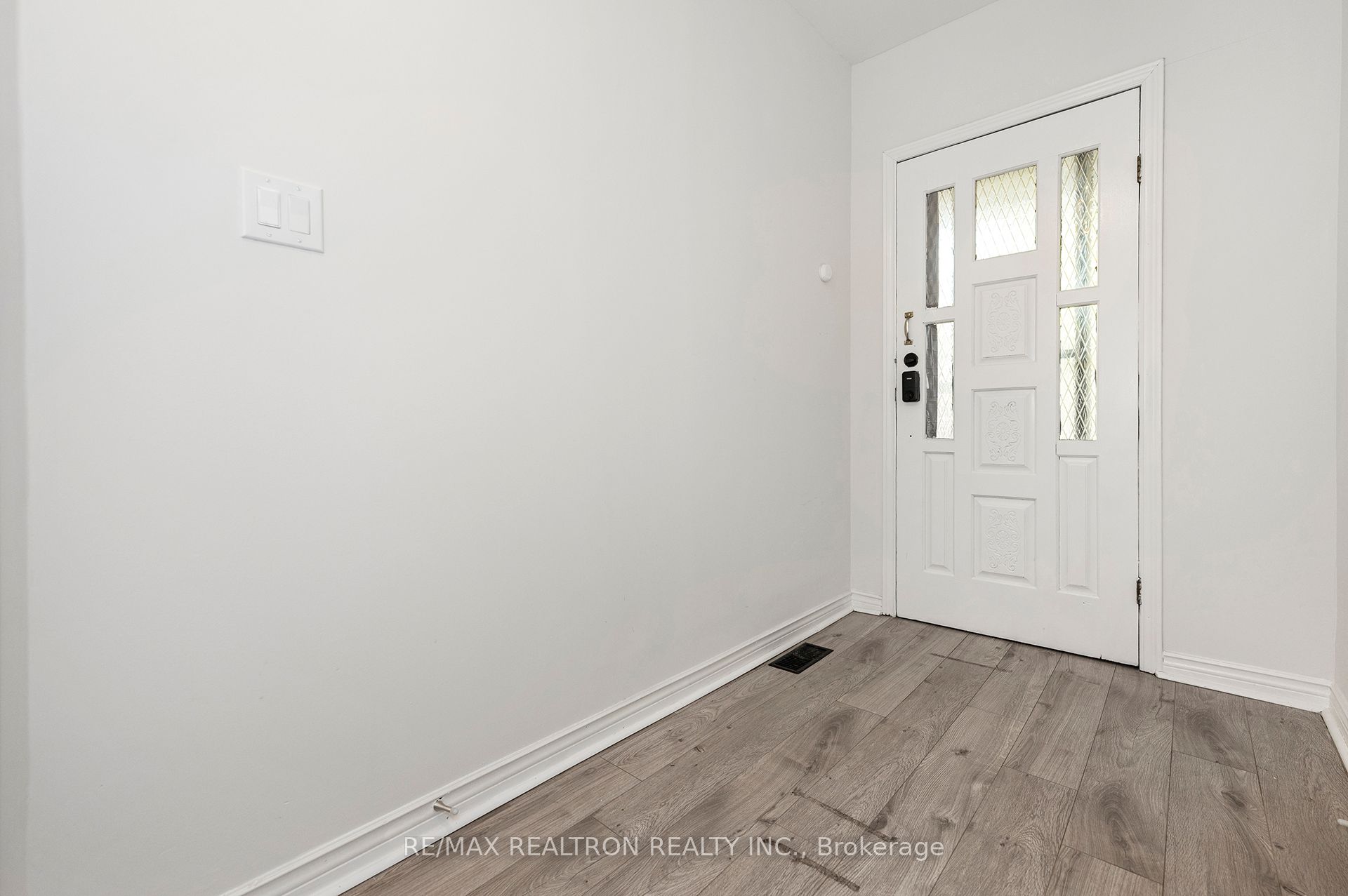 1000 Dundas Street W Property Photo 10