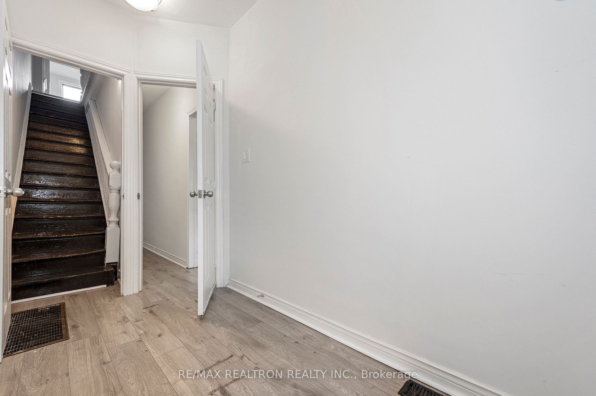 1000 Dundas Street W Property Photo 11