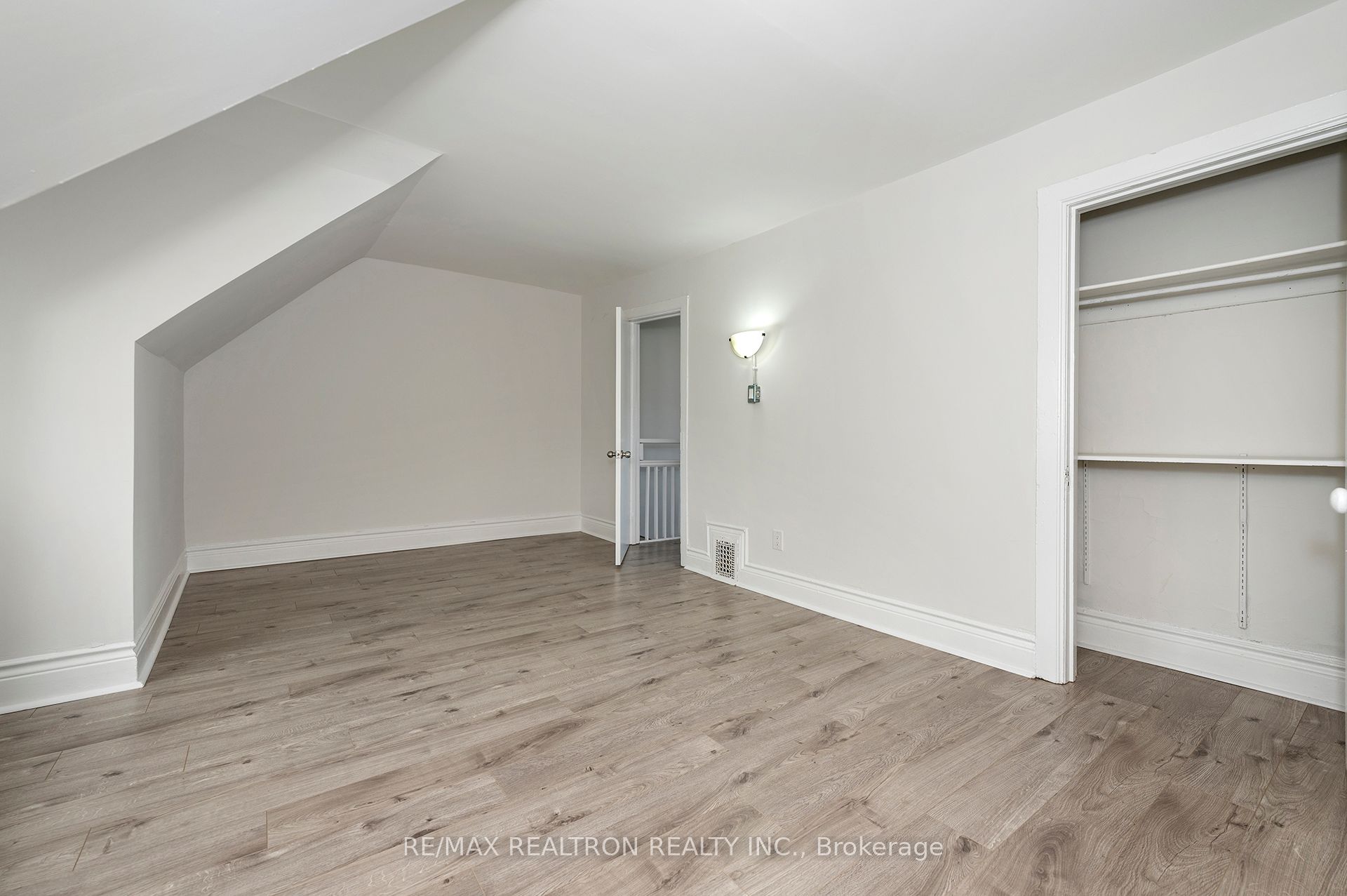 1000 Dundas Street W Property Photo 33