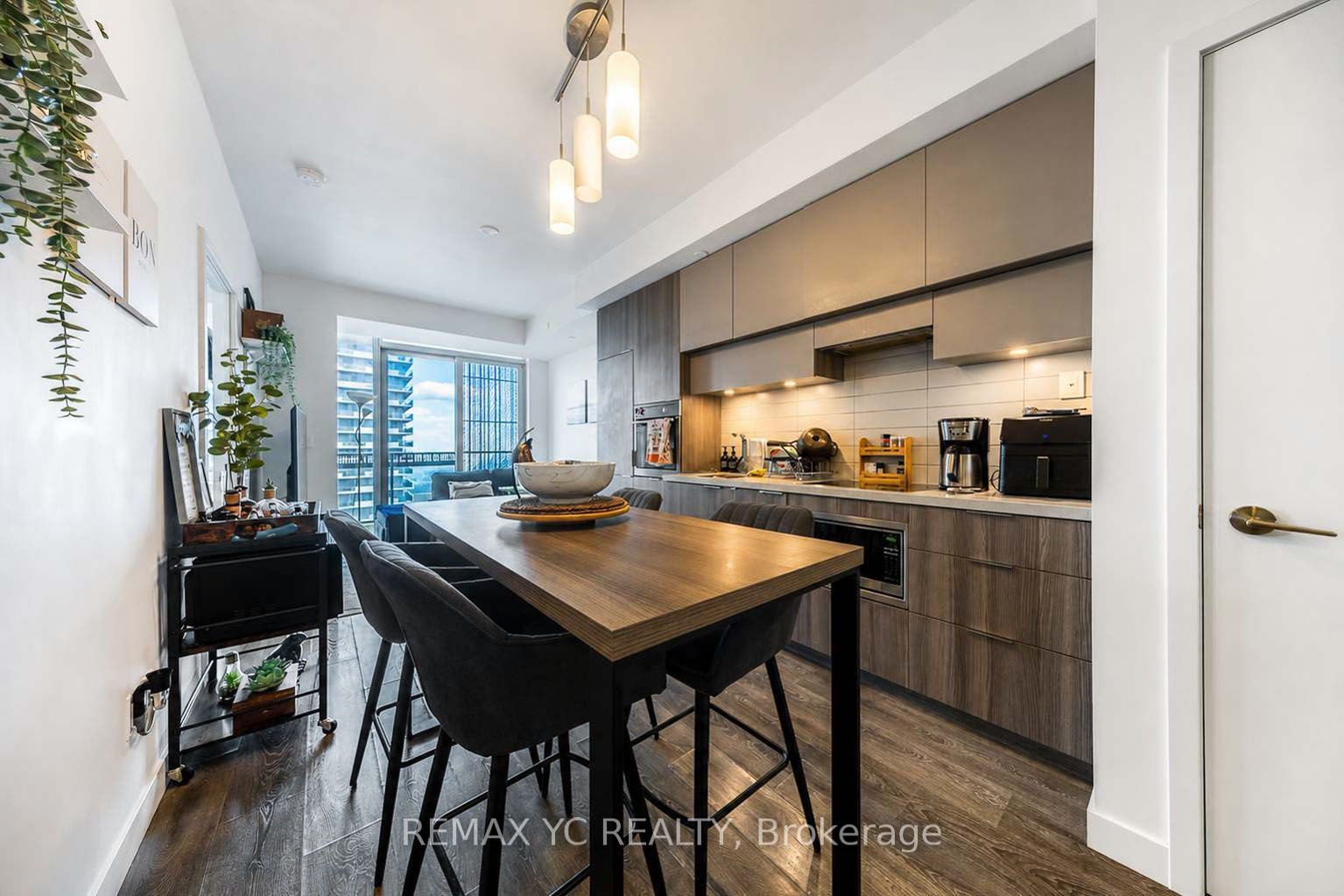 8 Eglinton Avenue E 4812 Property Photo 3