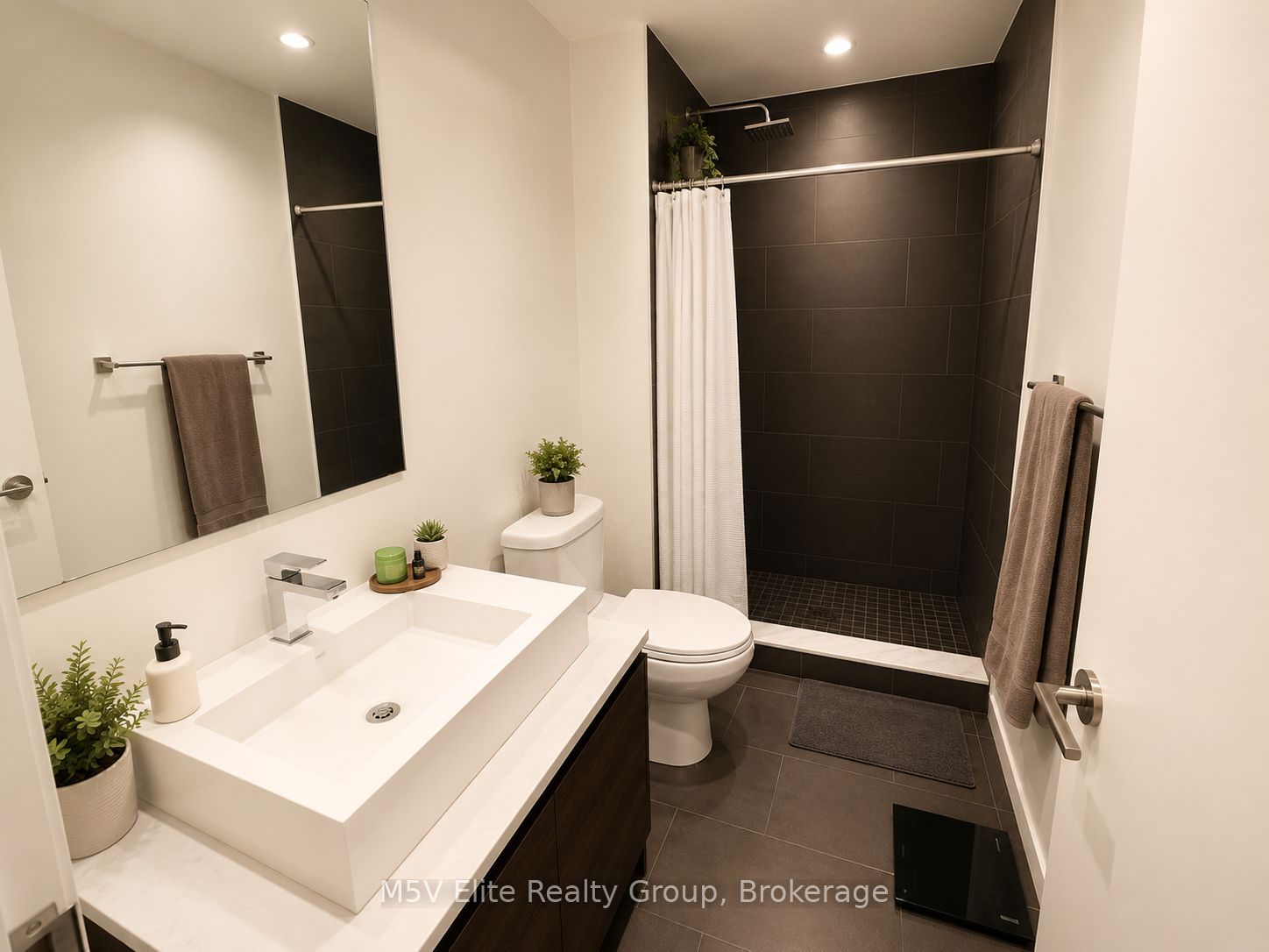 111 Bathurst Street 426 Property Photo 4
